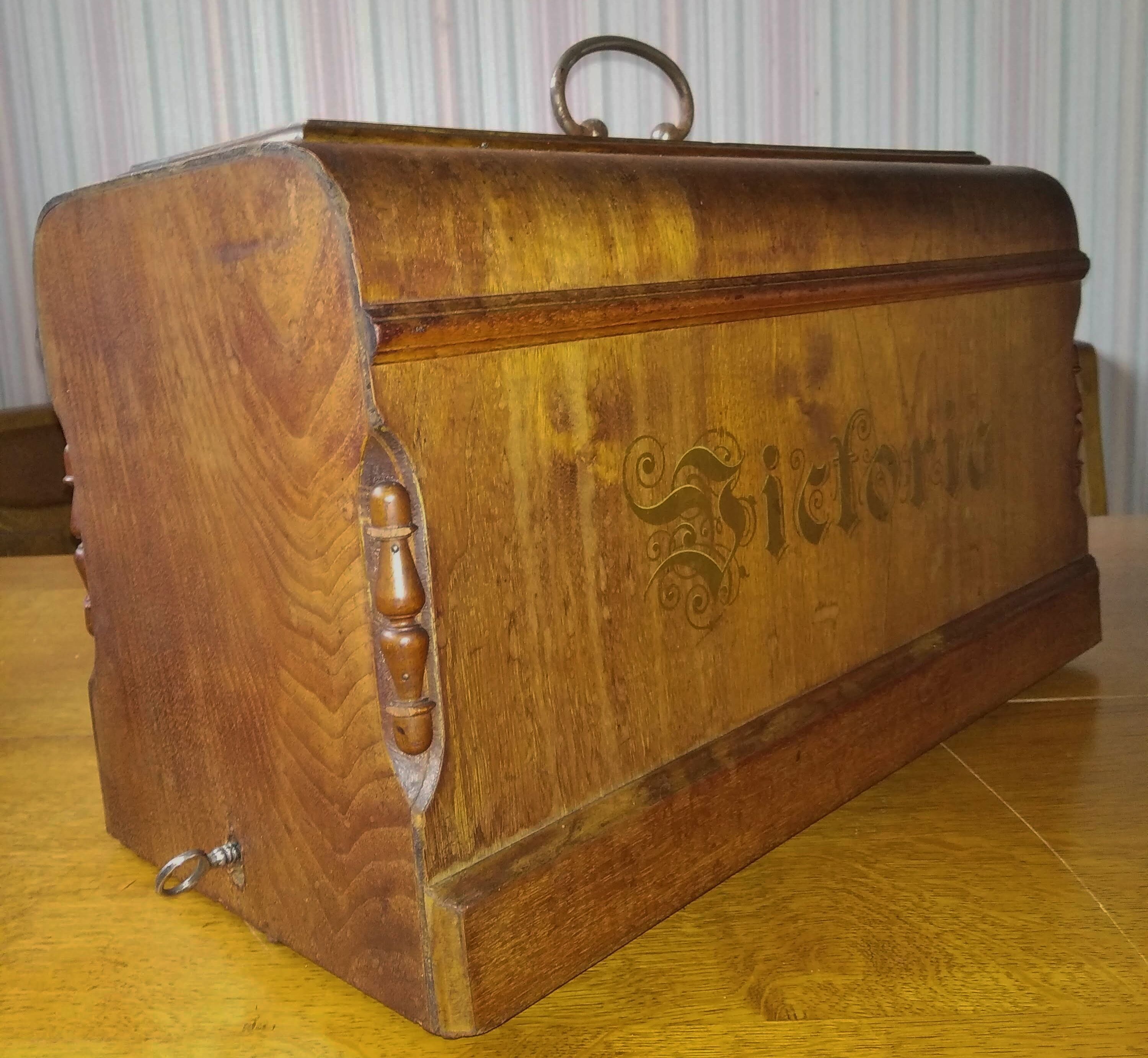 Machine sewing manual and Original portable, Victoria from 1894