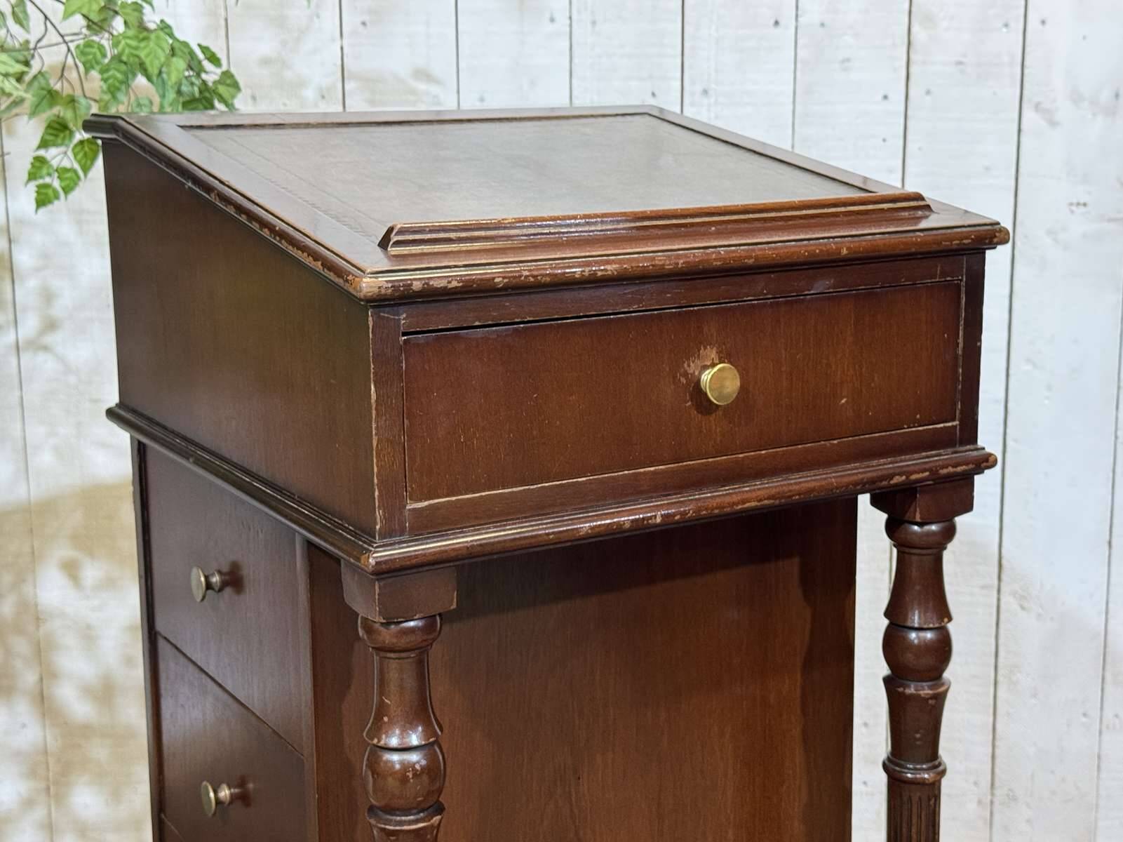 English desk in mahogany from the 1950s.