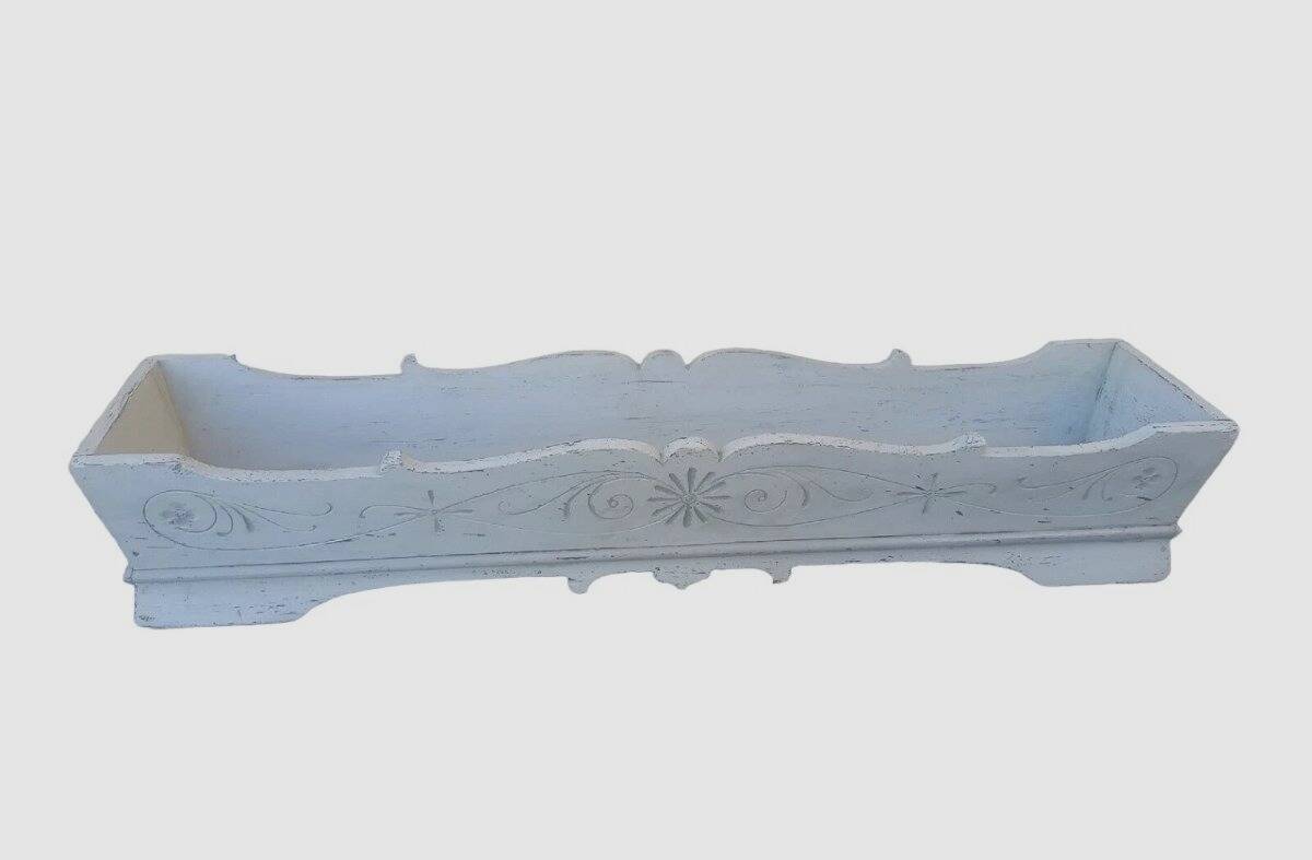 Antique painted wooden jardinière in the Liberty style, shaped and engraved.