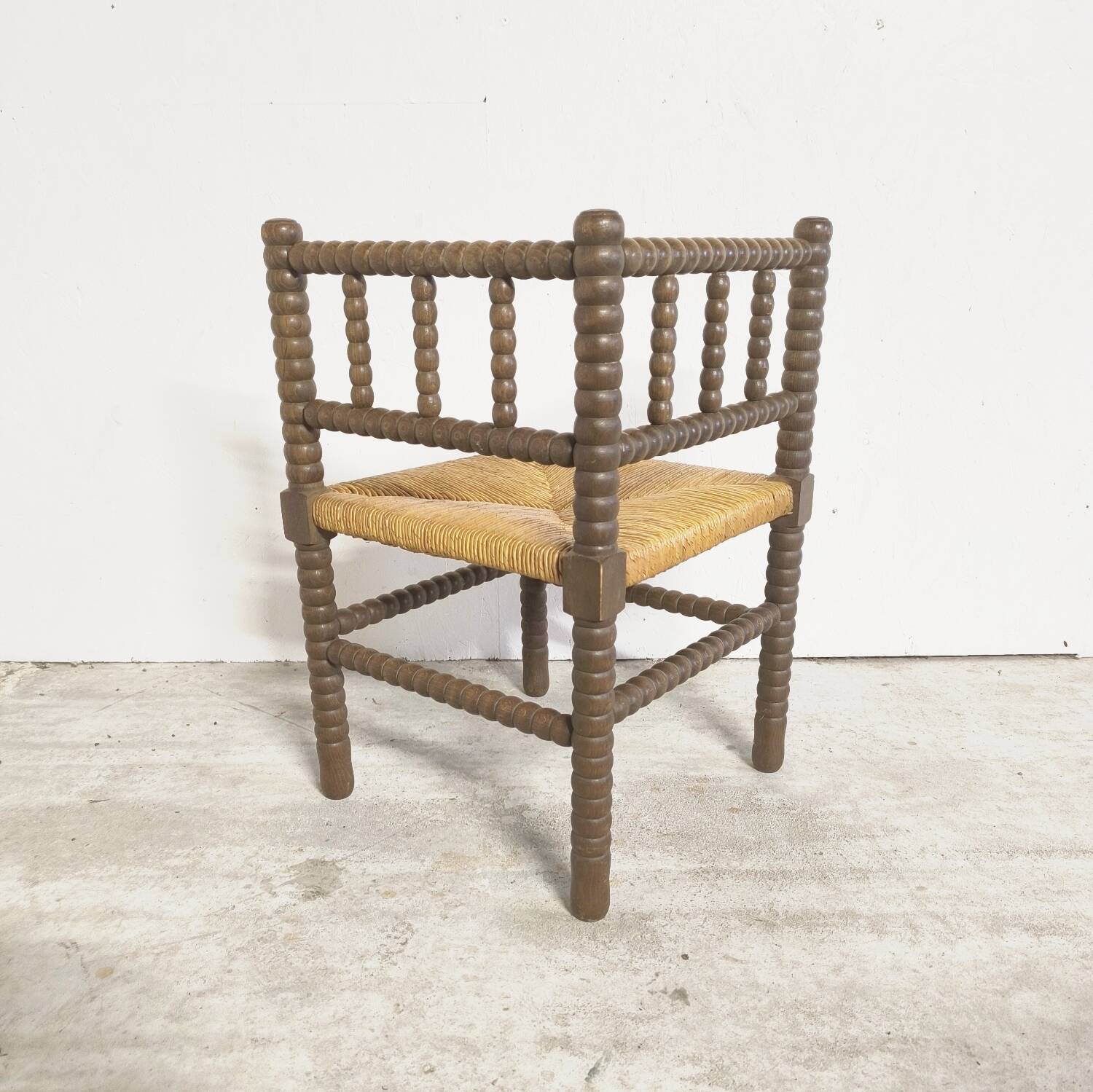 Chaise d'angle paillée et bois tourné