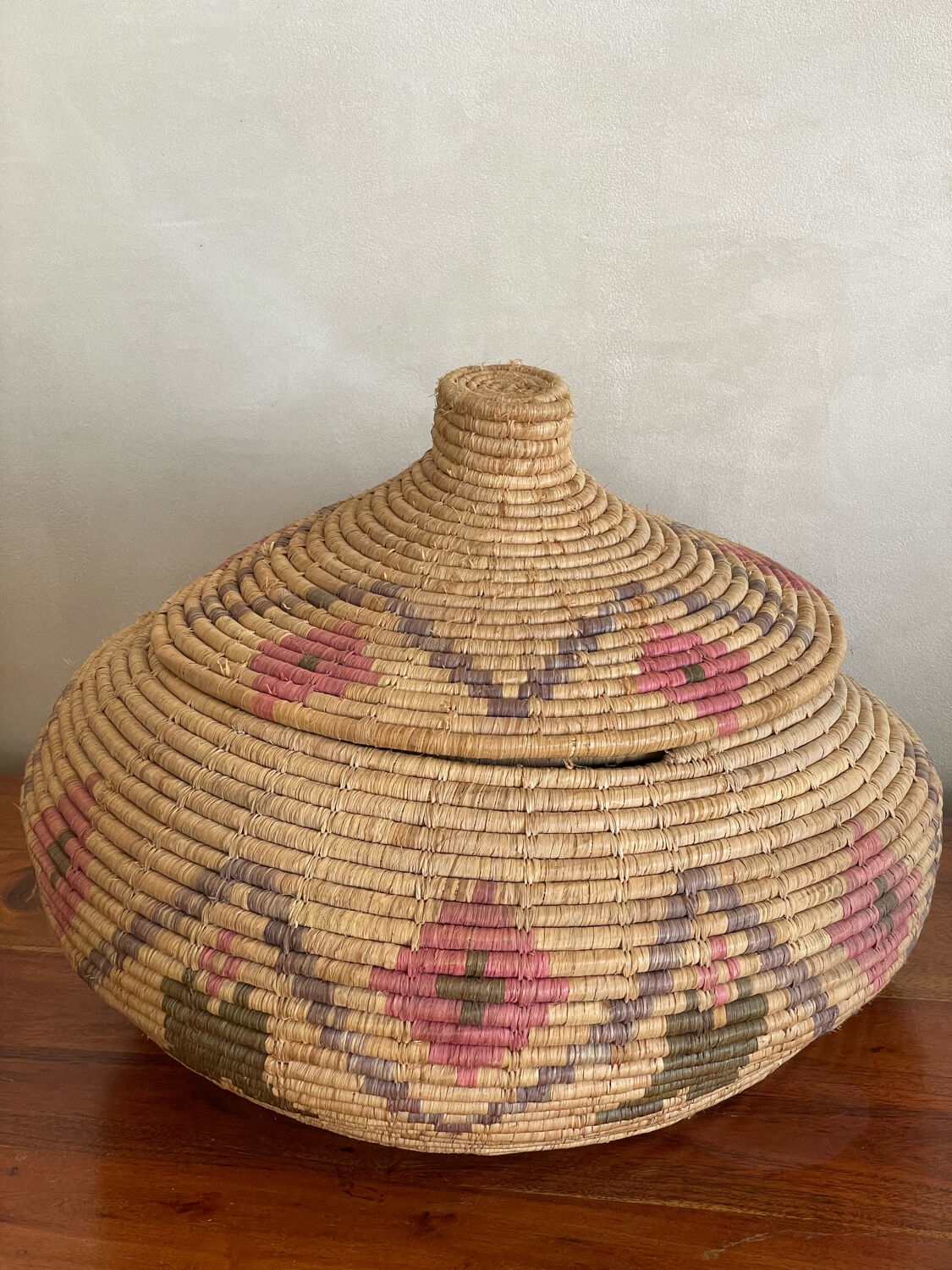 Raffia basket with lid