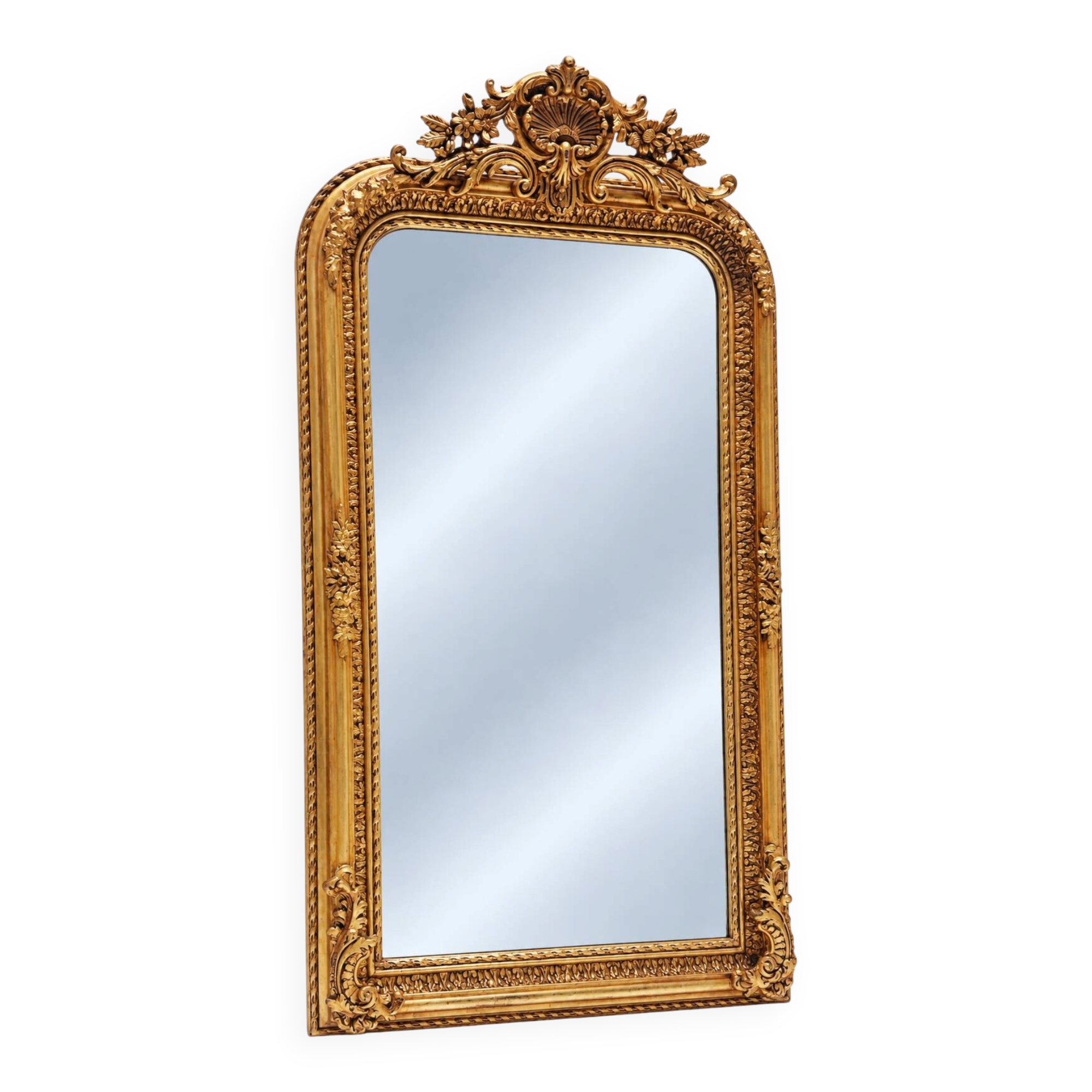 Grand miroir baroque en or avec un crête orné.