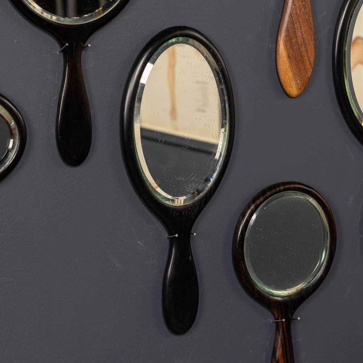 Collection antique du 19ème siècle de vingt-cinq miroirs à main en bois