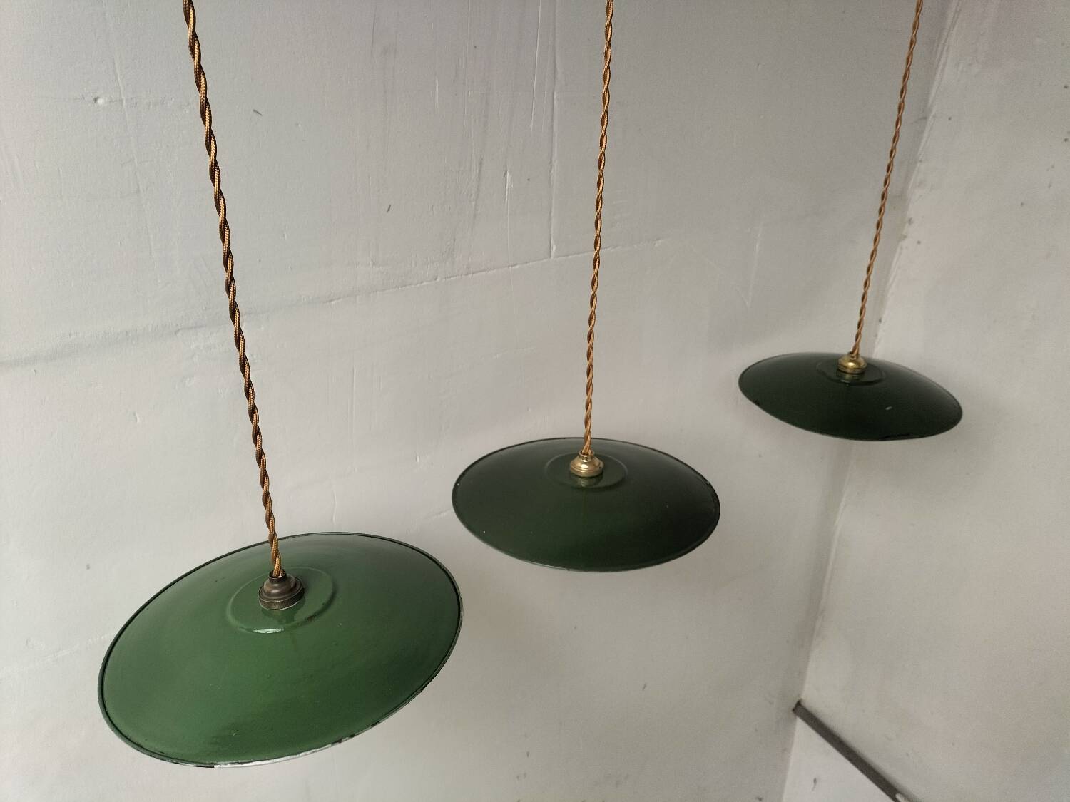 3 enamelled sheet metal suspensions