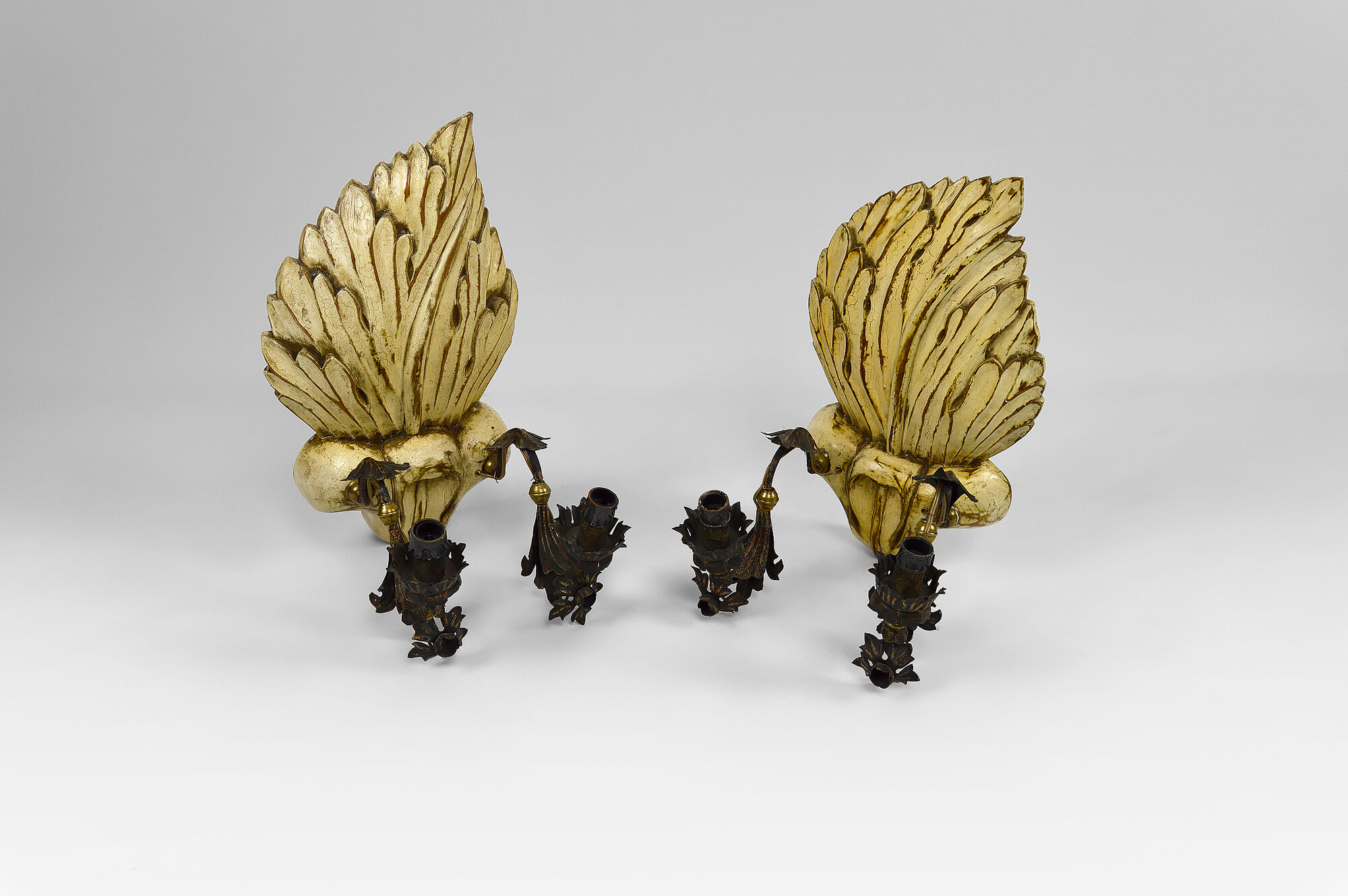 Pair of Hollywood Regency sconces in carved, painted and patinated wood, 1950s
