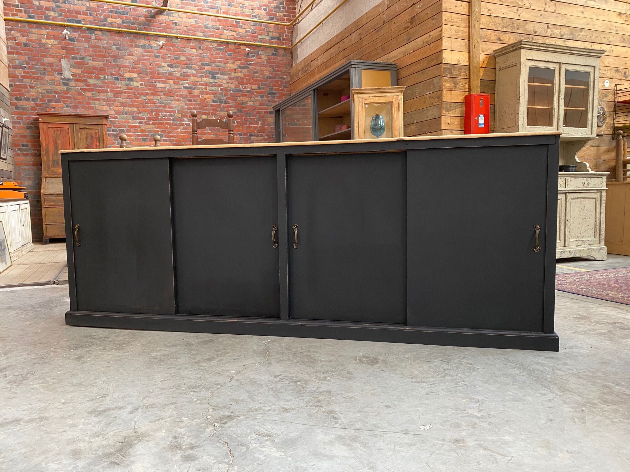 Trade furniture with sliding doors