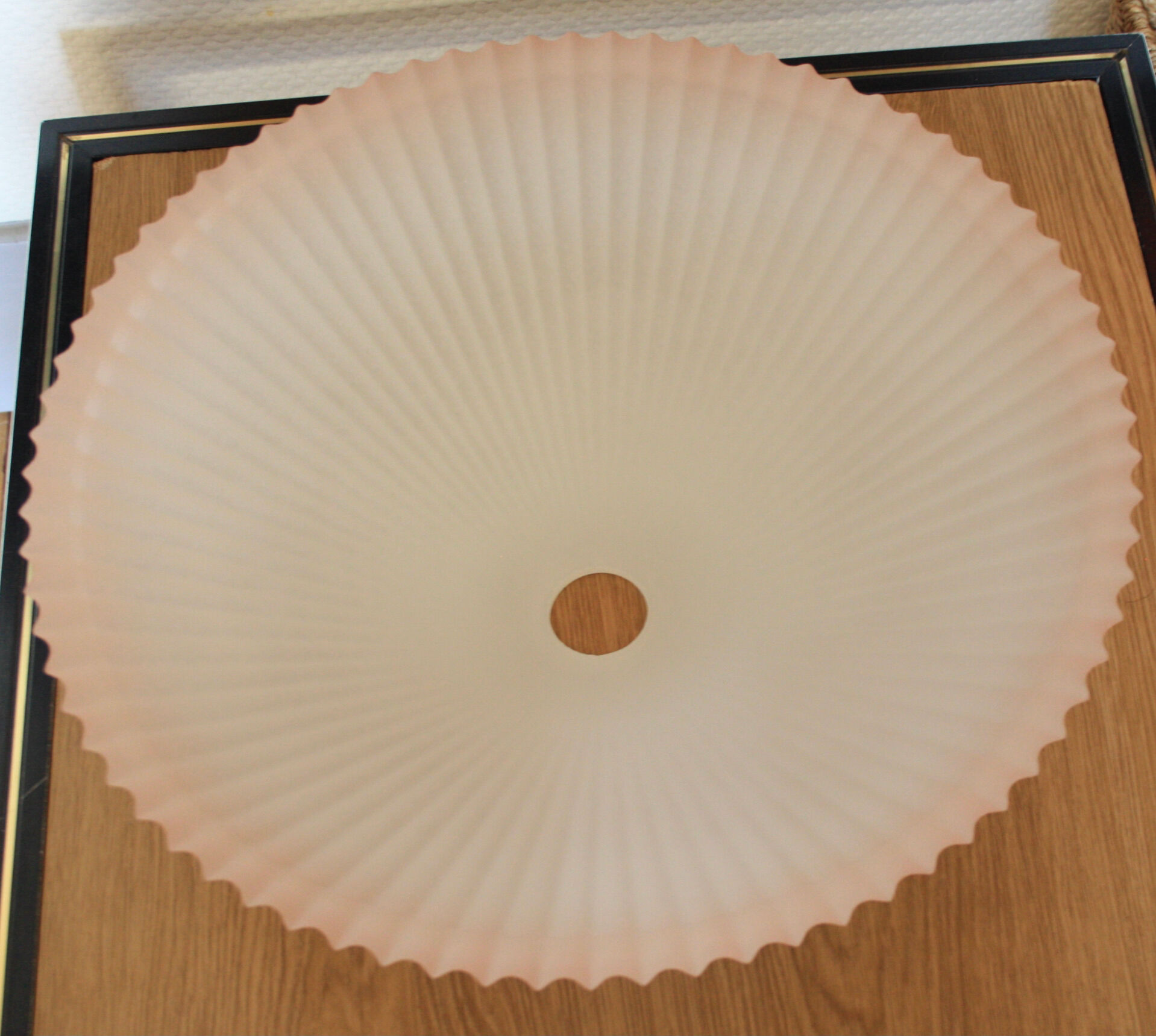 Pleated glass suspension