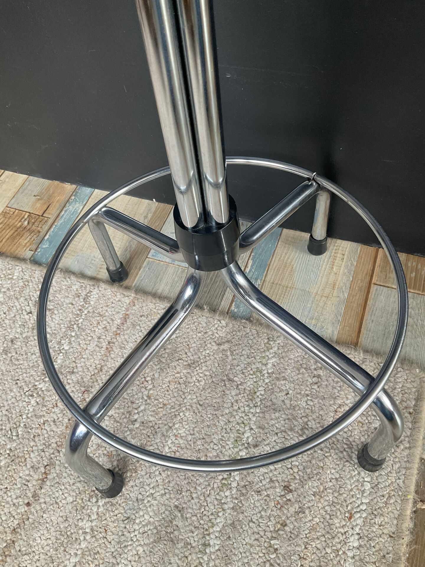 Tabouret vintage tubulaire chromé et simili noir
