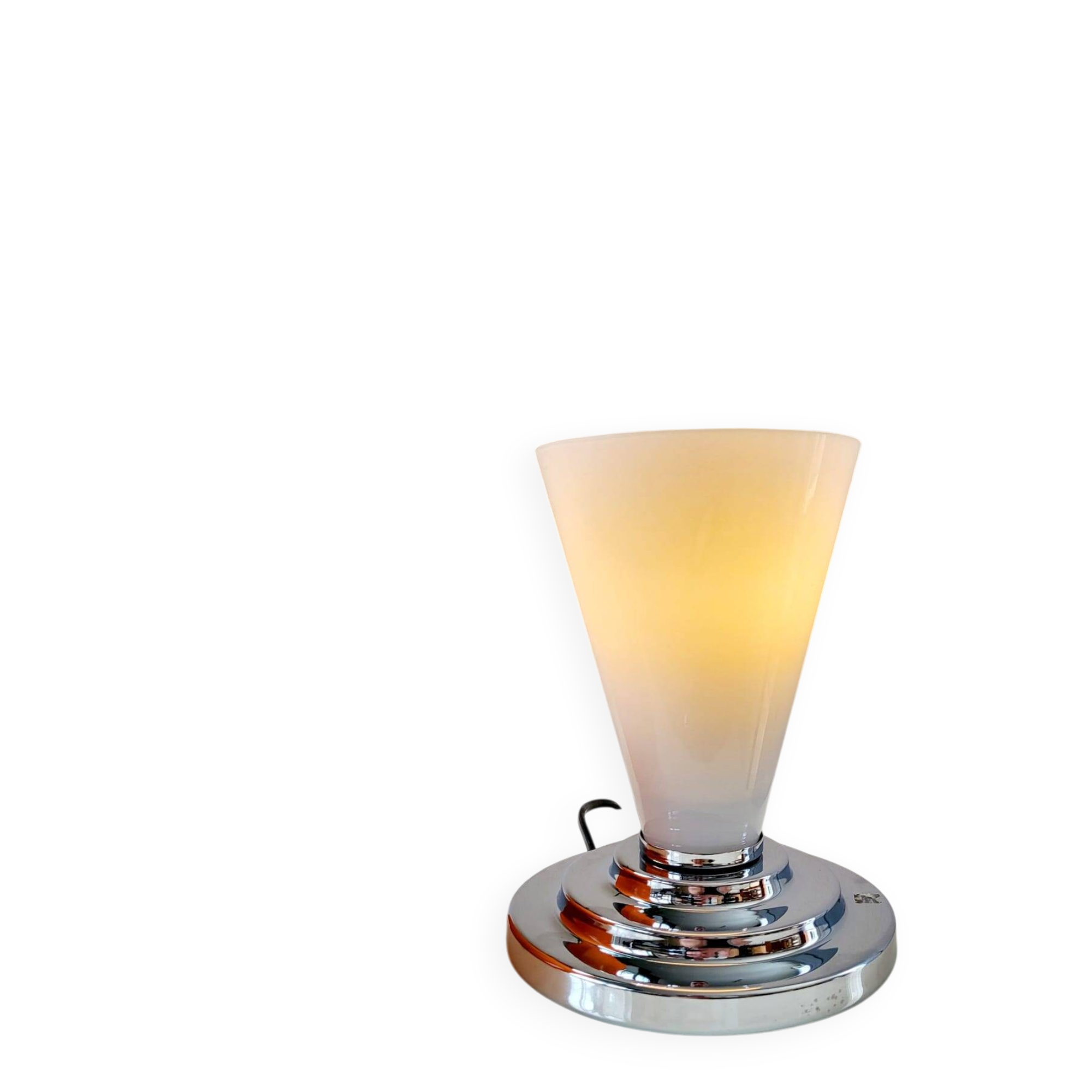 Lampe de table avec abat-jour en verre et pied chromé, probablement Massive