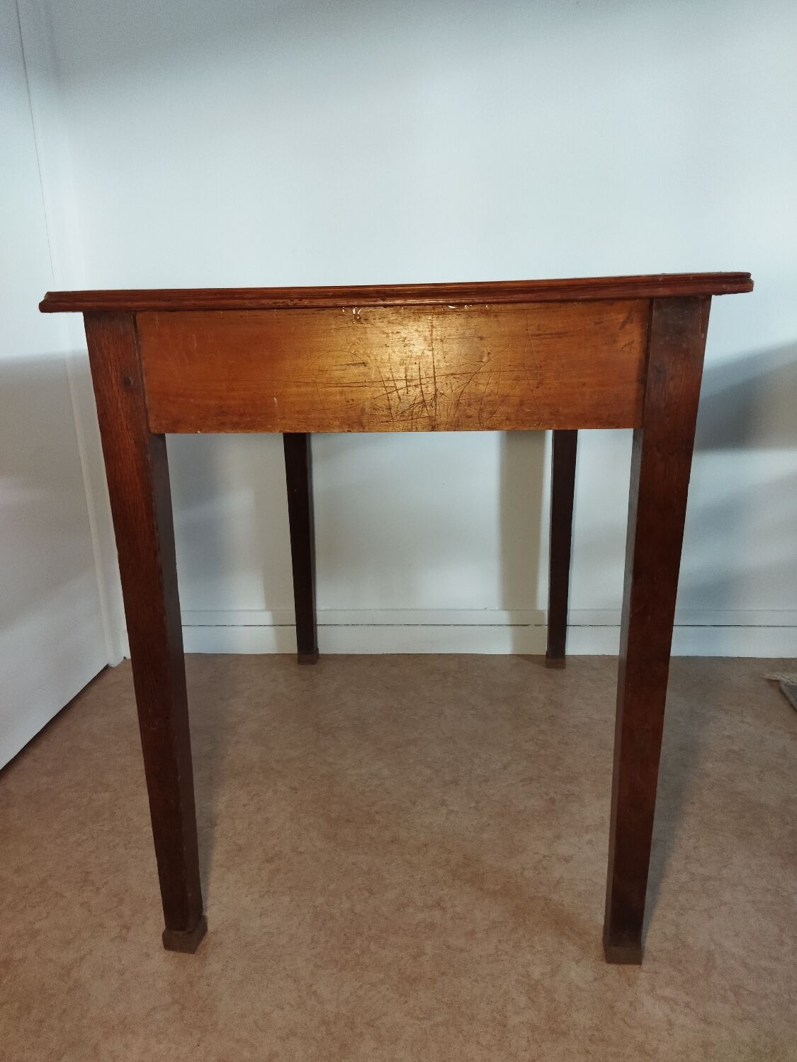 Spindle legs desk