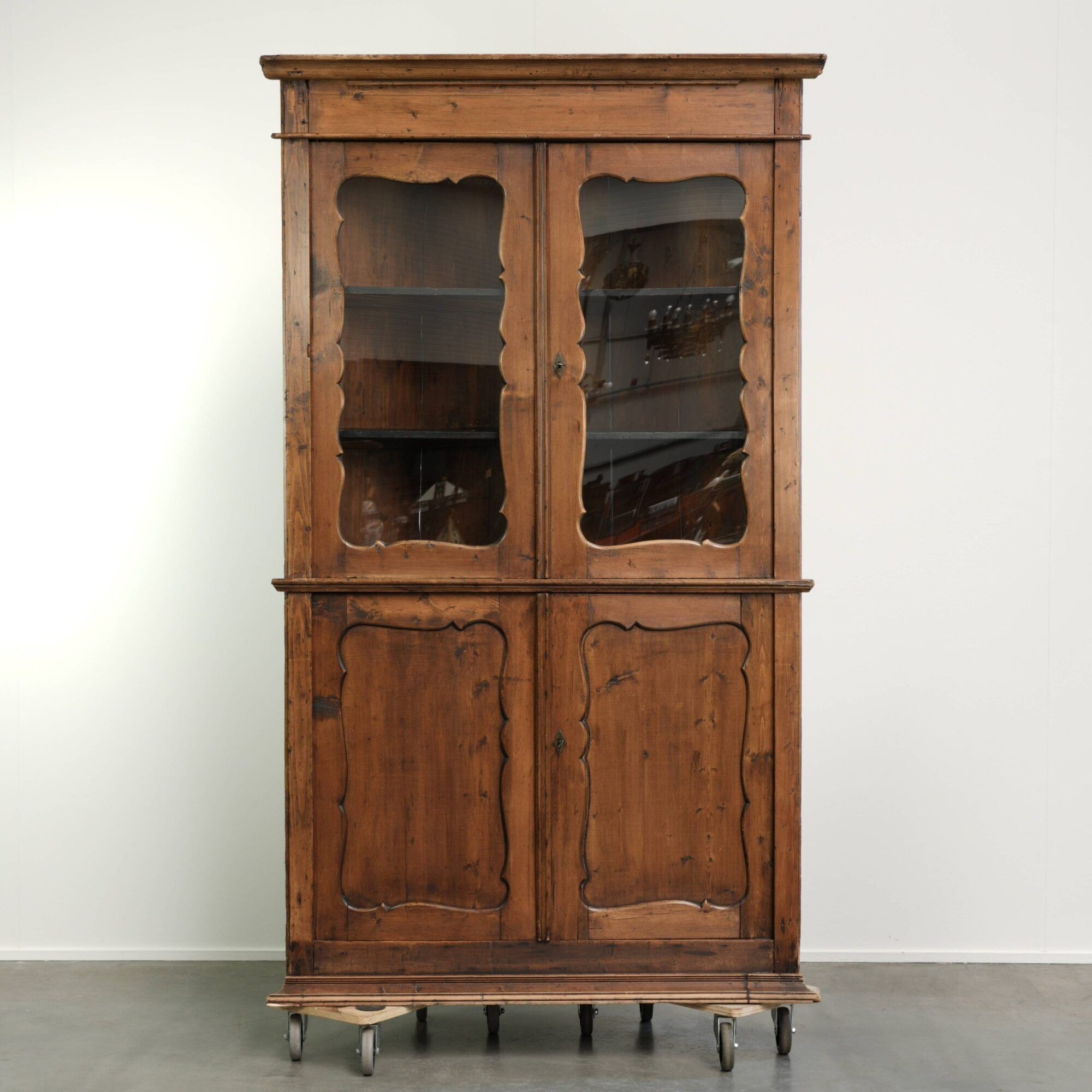 Practical old pine Dutch corner cabinet with nice details and patina