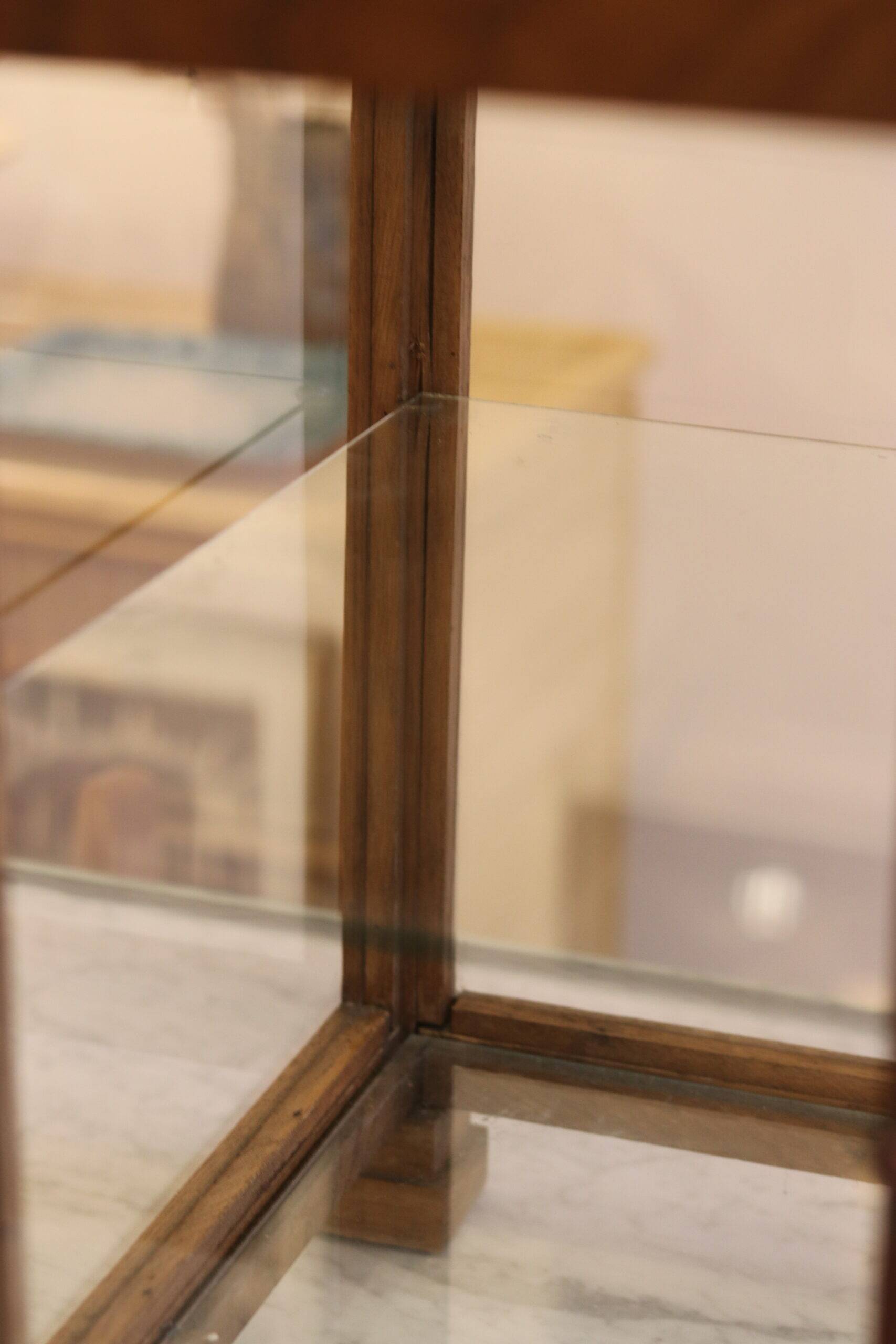Art Deco table display cabinet in oak, fully glazed with a glass shelf.