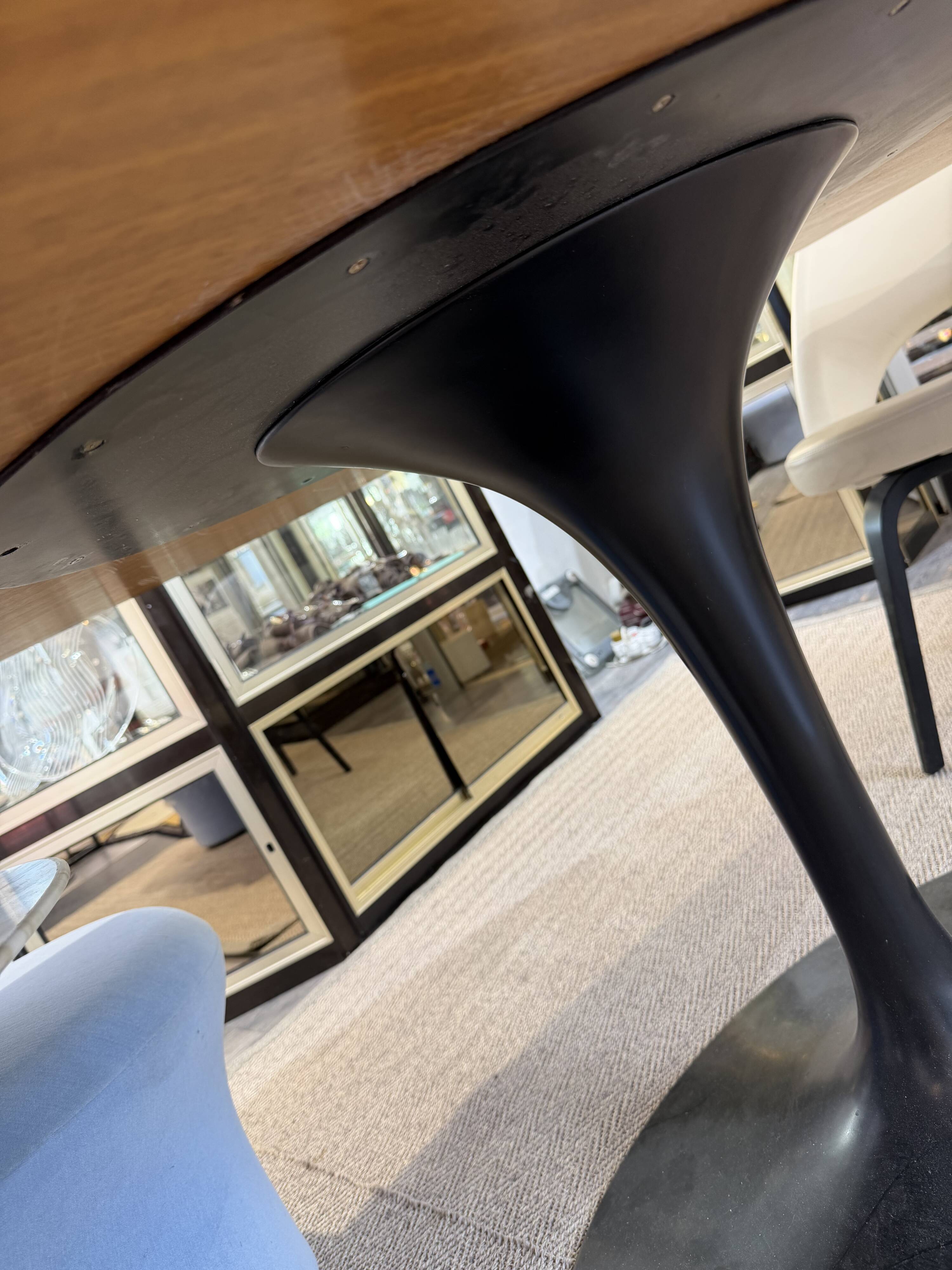 Eero Saarinen (1910-1961) for Knoll International. Oval table model "Tulip".