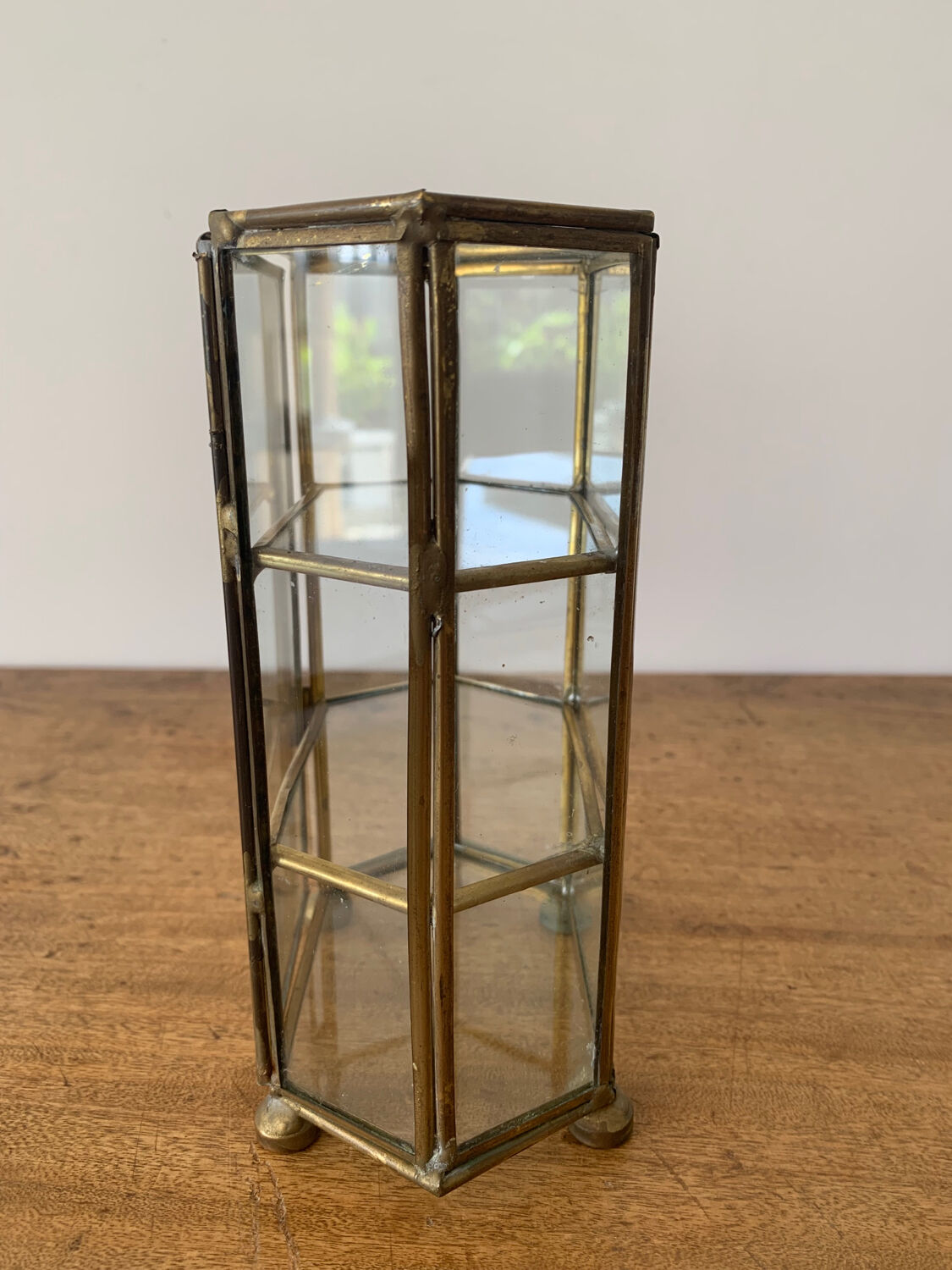 Petite vitrine vintage en verre et laiton