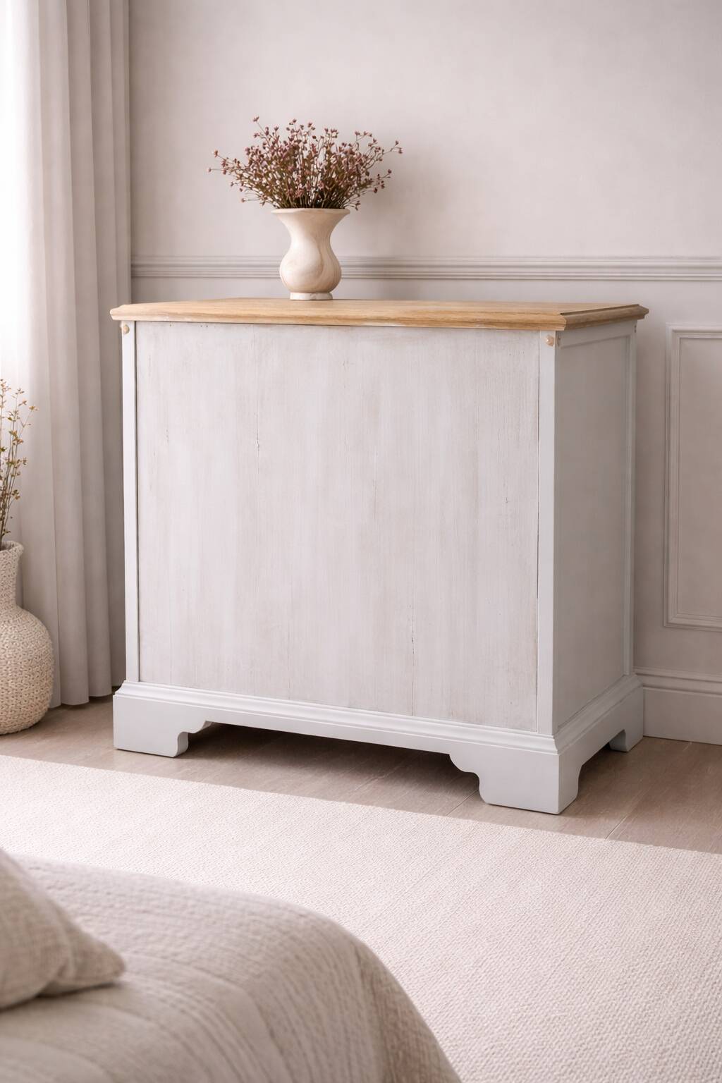 English commode of beautiful craftsmanship enhanced in pearl grey with a waxed finish.