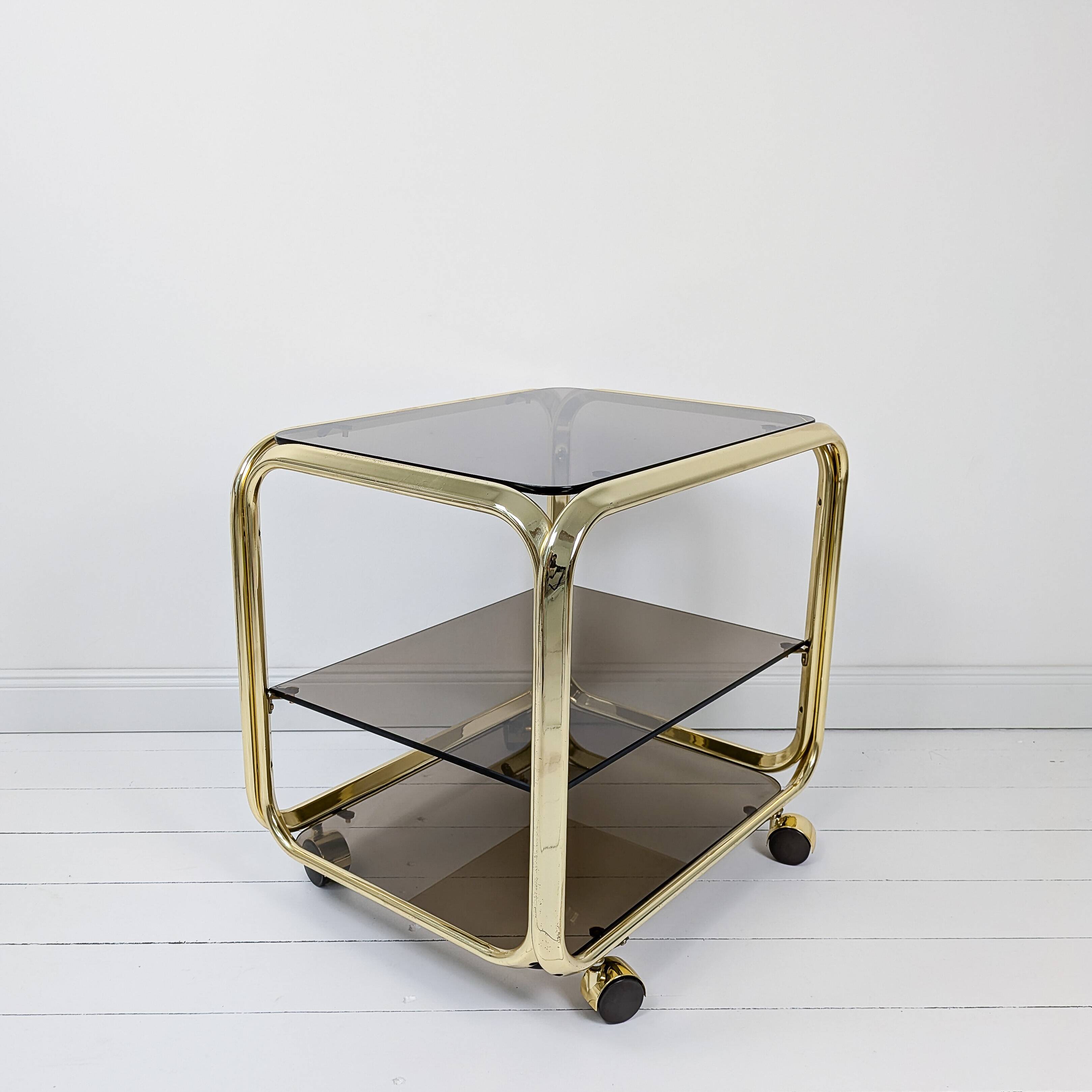 Chariot de bar Table de bar en laiton fumé Mid Century Hollywood Regency Table d'appoint à roulettes