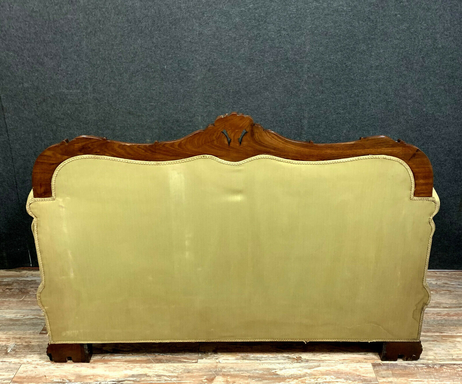 Canapé de boudoir époque Charles X en acajou avec tapisserie façon soie