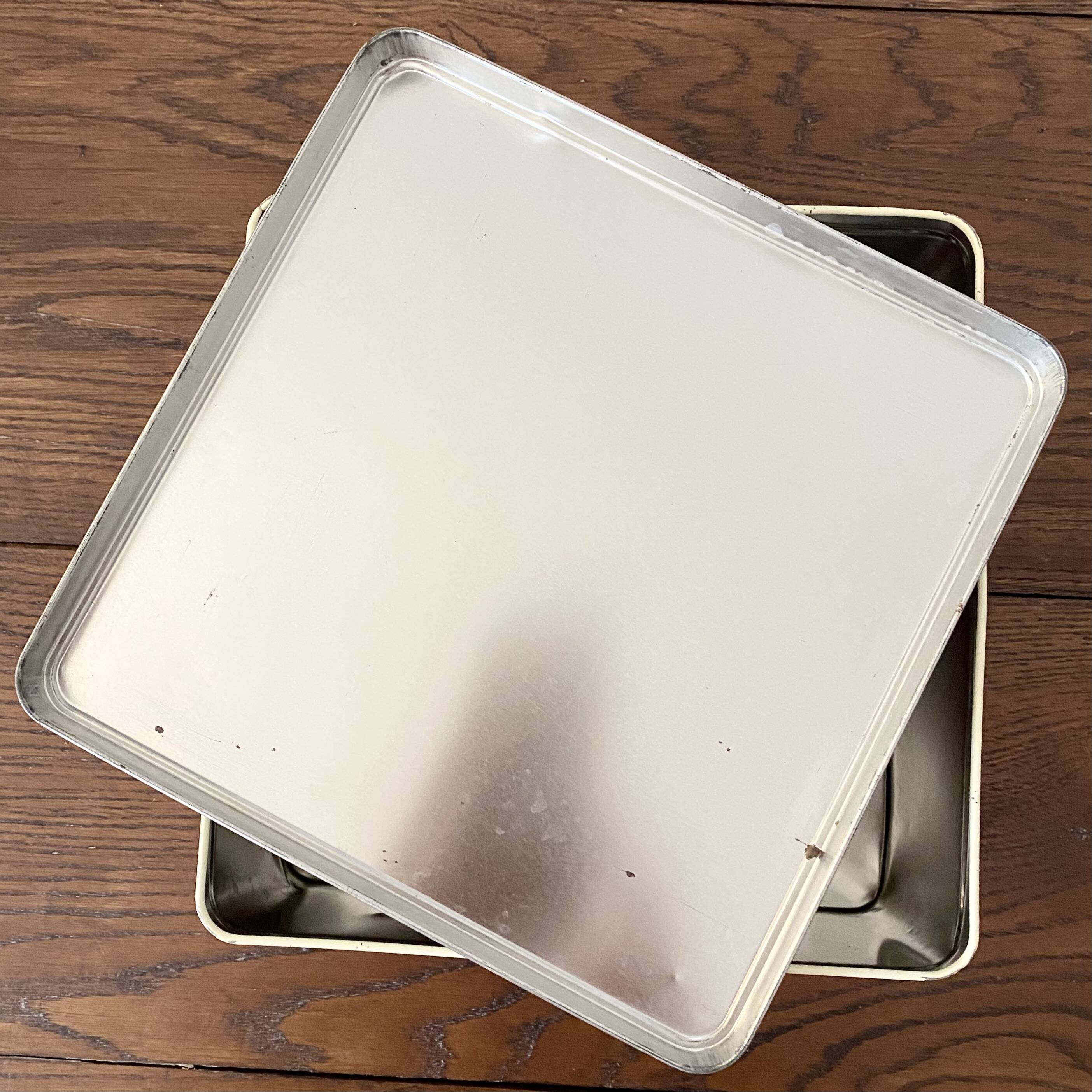 Metal cookie box (family counter)