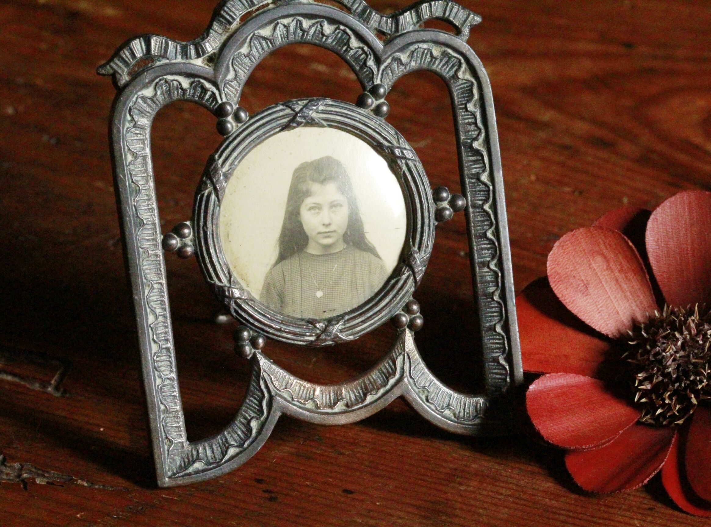 Art deco photo holder