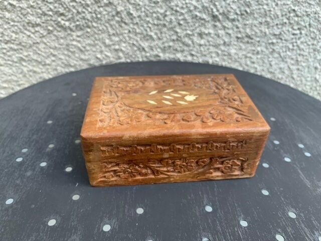 Jewelry box or card box in chiseled wood and vintage mother-of-pearl