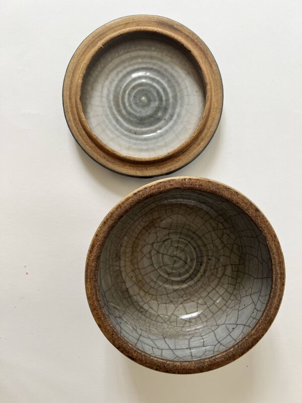 Boite céramique émaillée bleu profond, signéeAbbaye Font Gombault, France