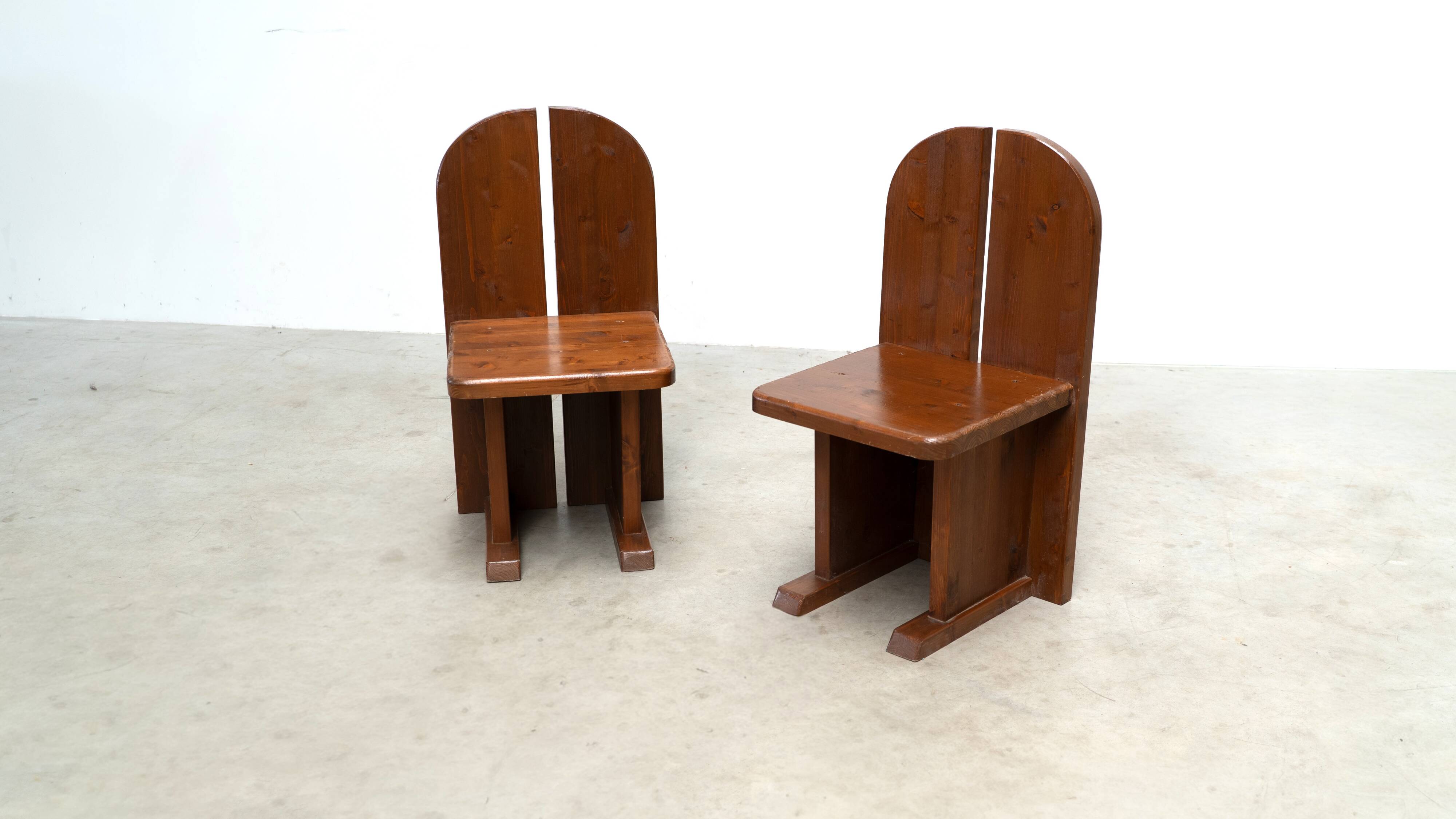Ensemble de deux chaises de salle à manger sculpturales