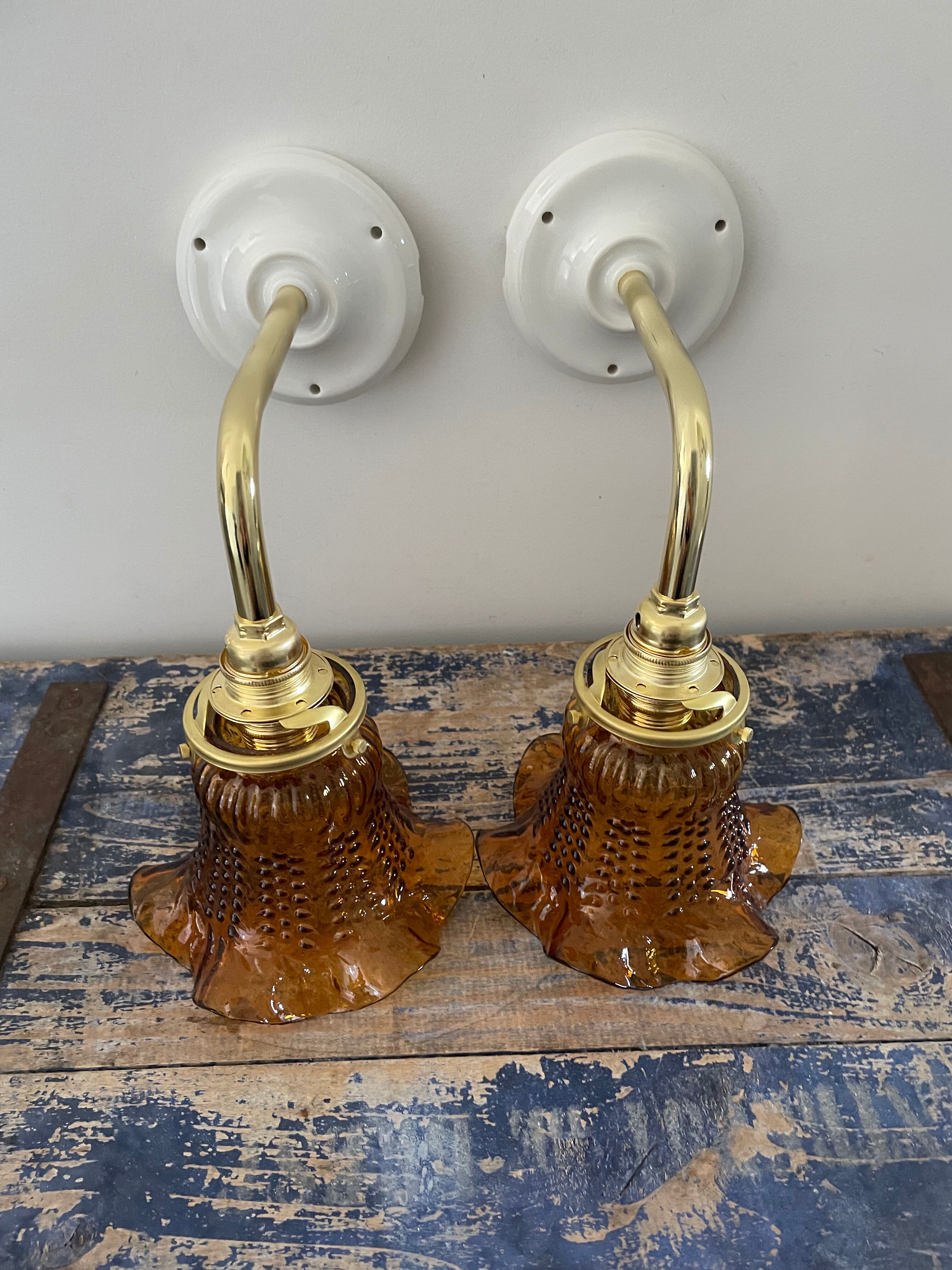 Paire d’appliques vintage en verre ciselé ambré