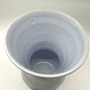 Vase en faïence émaillée bleue à décor floral stylisé, signé à la base