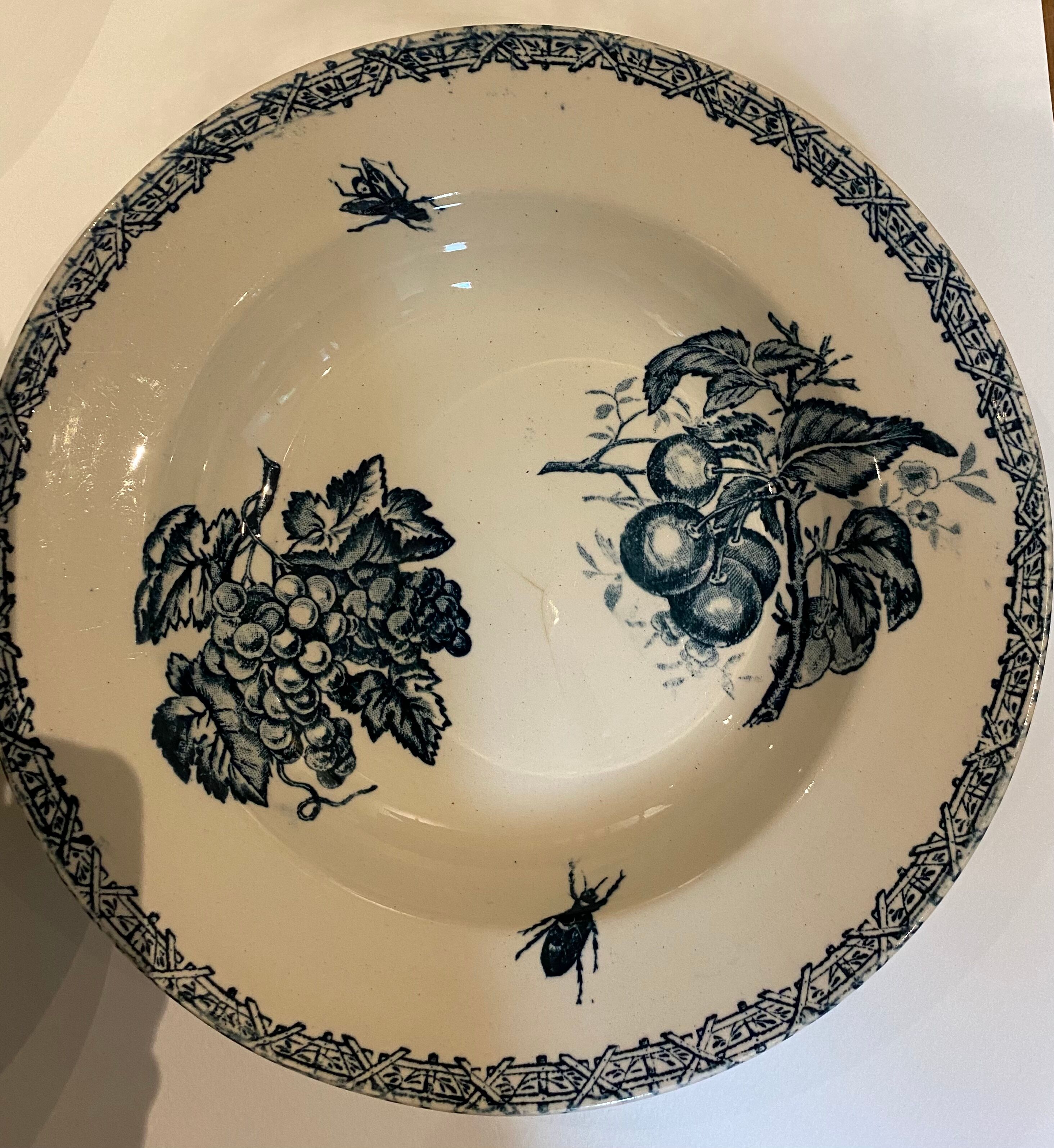 Set of 4 hollow plates, insect and fruit decorations, Manufacture Choisy le Roi, Terre de fer