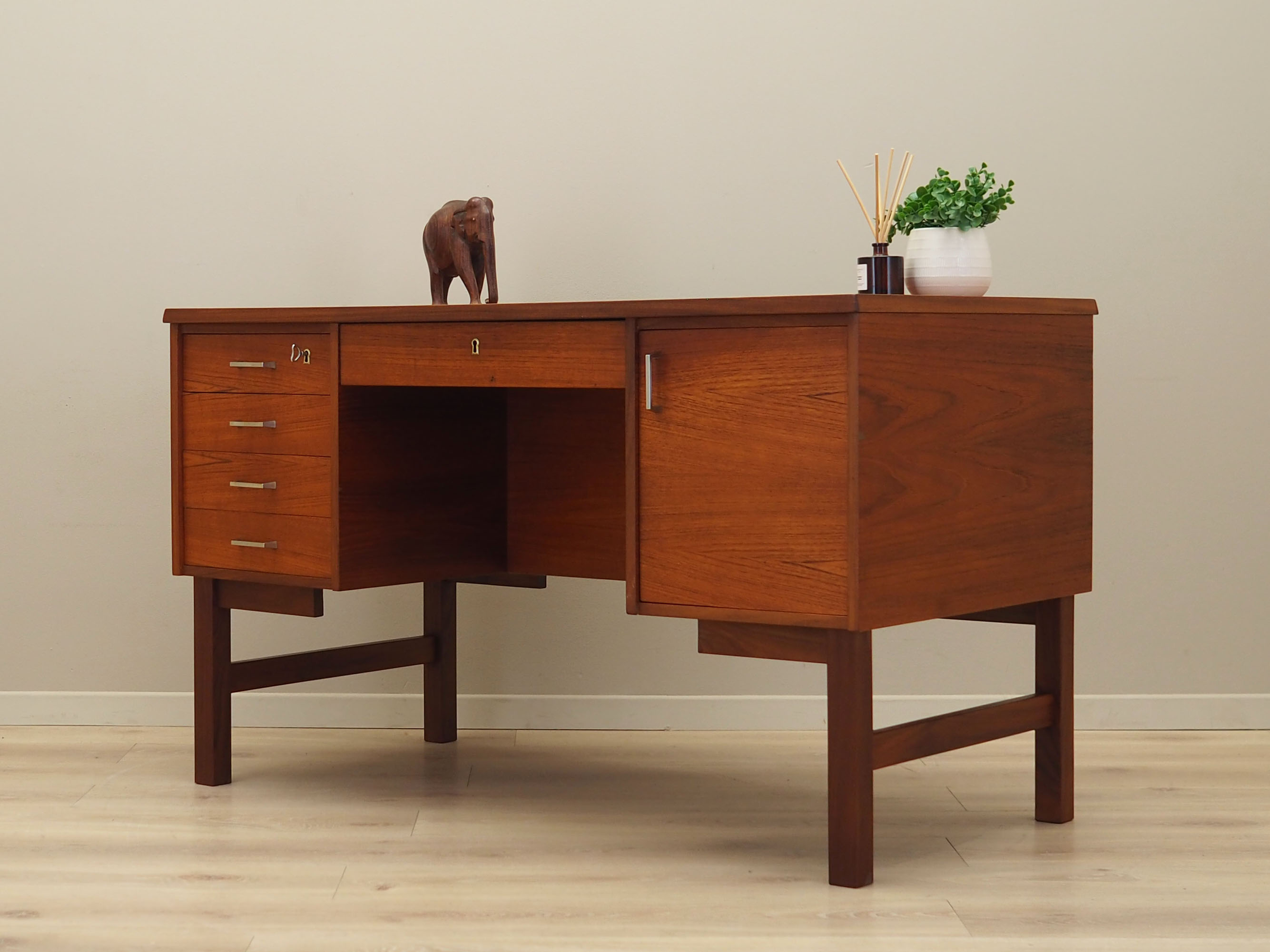 Teak desk, Danish design, 1970s, production: Denmark