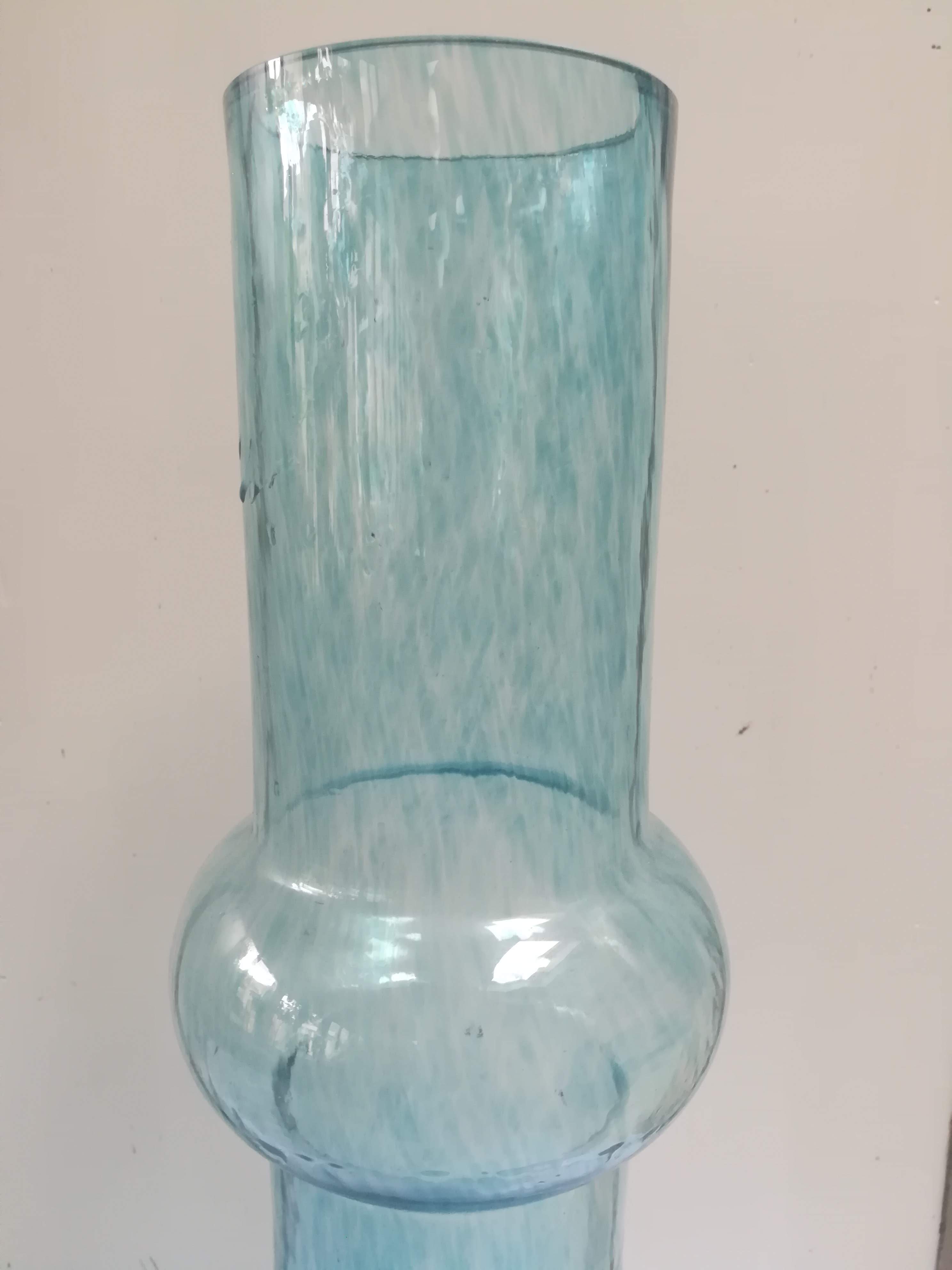 Vase en verre de couleur bleu XXème