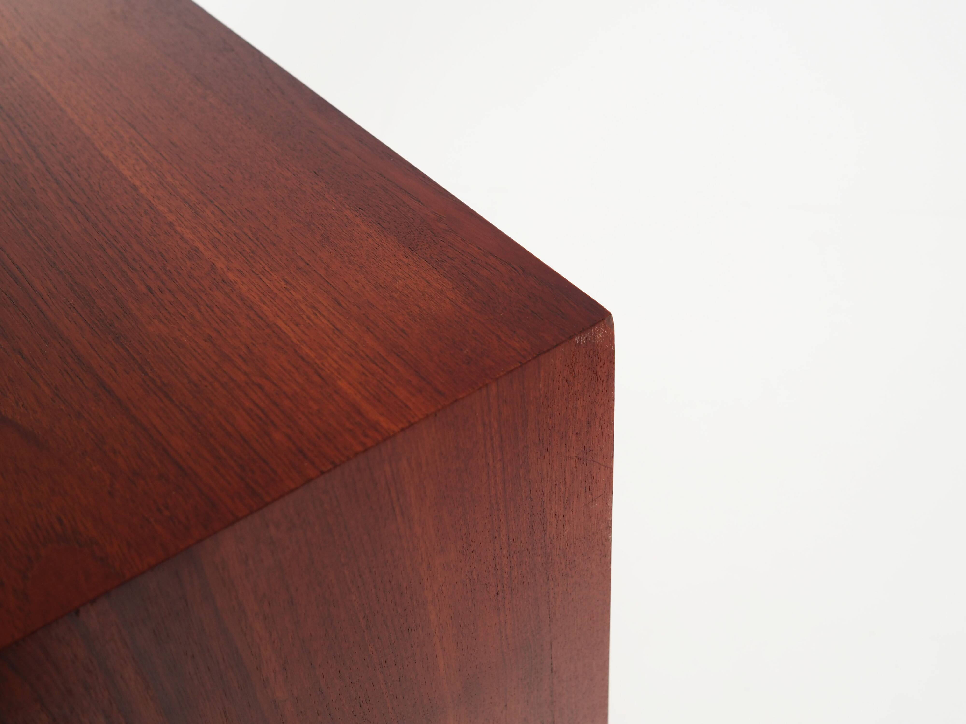 Buffet haut en teck, design danois, années 1970, production : Danemark