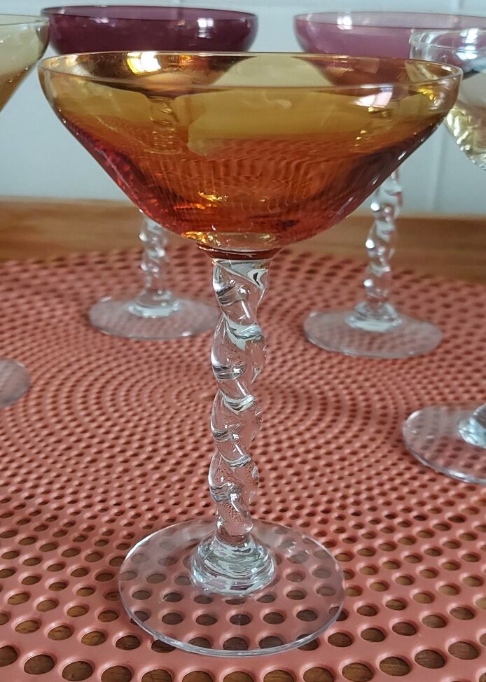 6 coupes à  champagne pied torsadé multicolore annee 1970