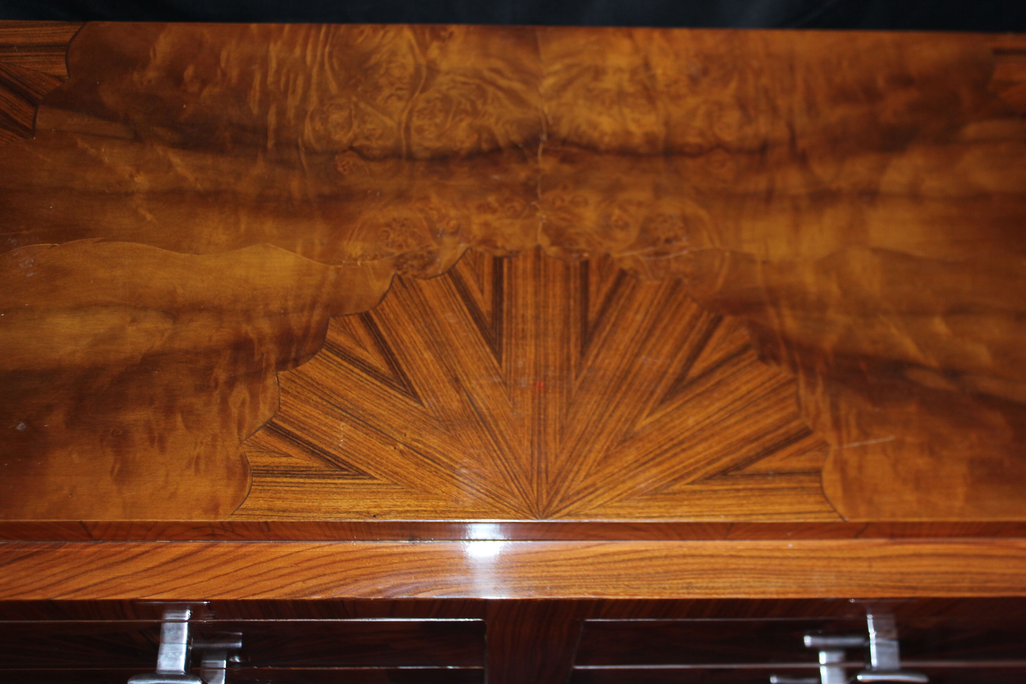 Commode art déco de forme tulipe en marqueterie de bois précieux