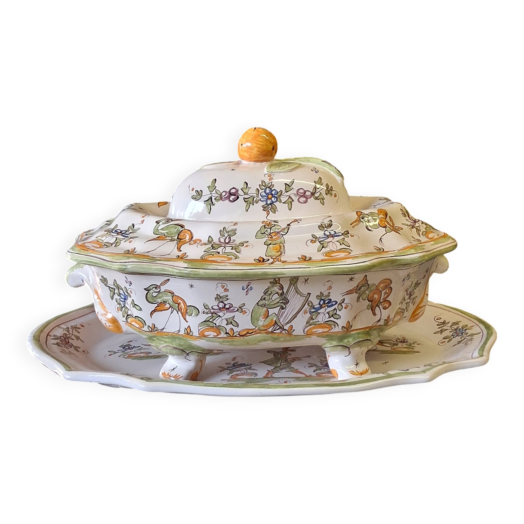 Superb vegetable dish/soup tureen in ceramic and its serving platter in very good condition.