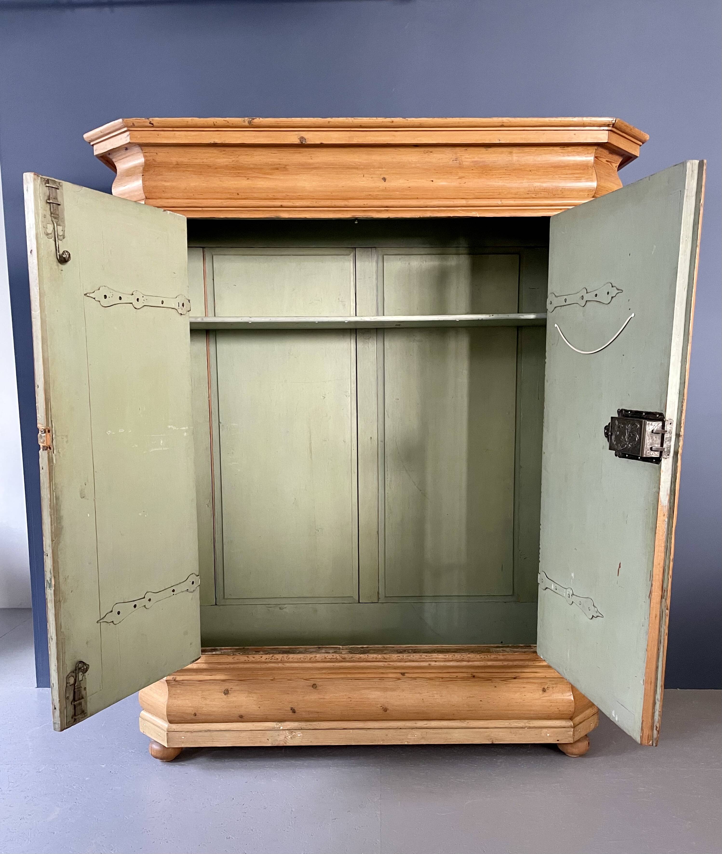 Large Frankfurt Wave Cabinet, Pine Wood, 18th Century