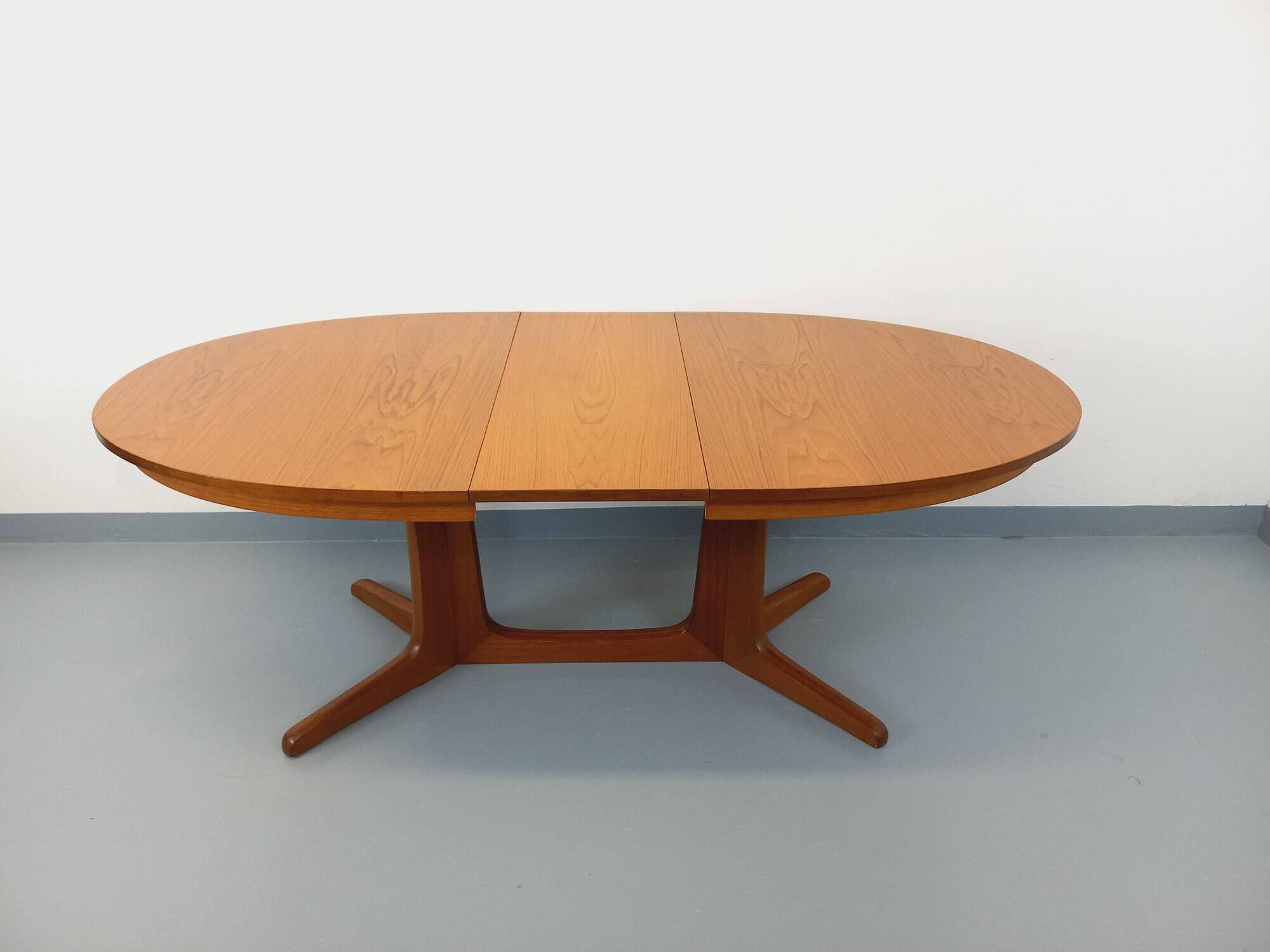 Vintage oval dining table Baumann from the 60s and 70s in teak with extension.