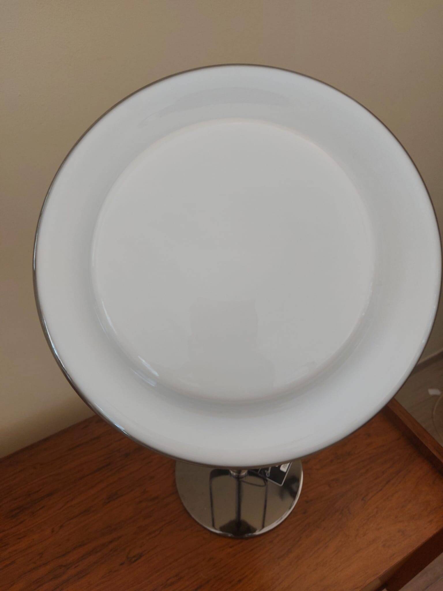 Lampada da tavolo "Glas" in vetro opalino e acciaio cromato