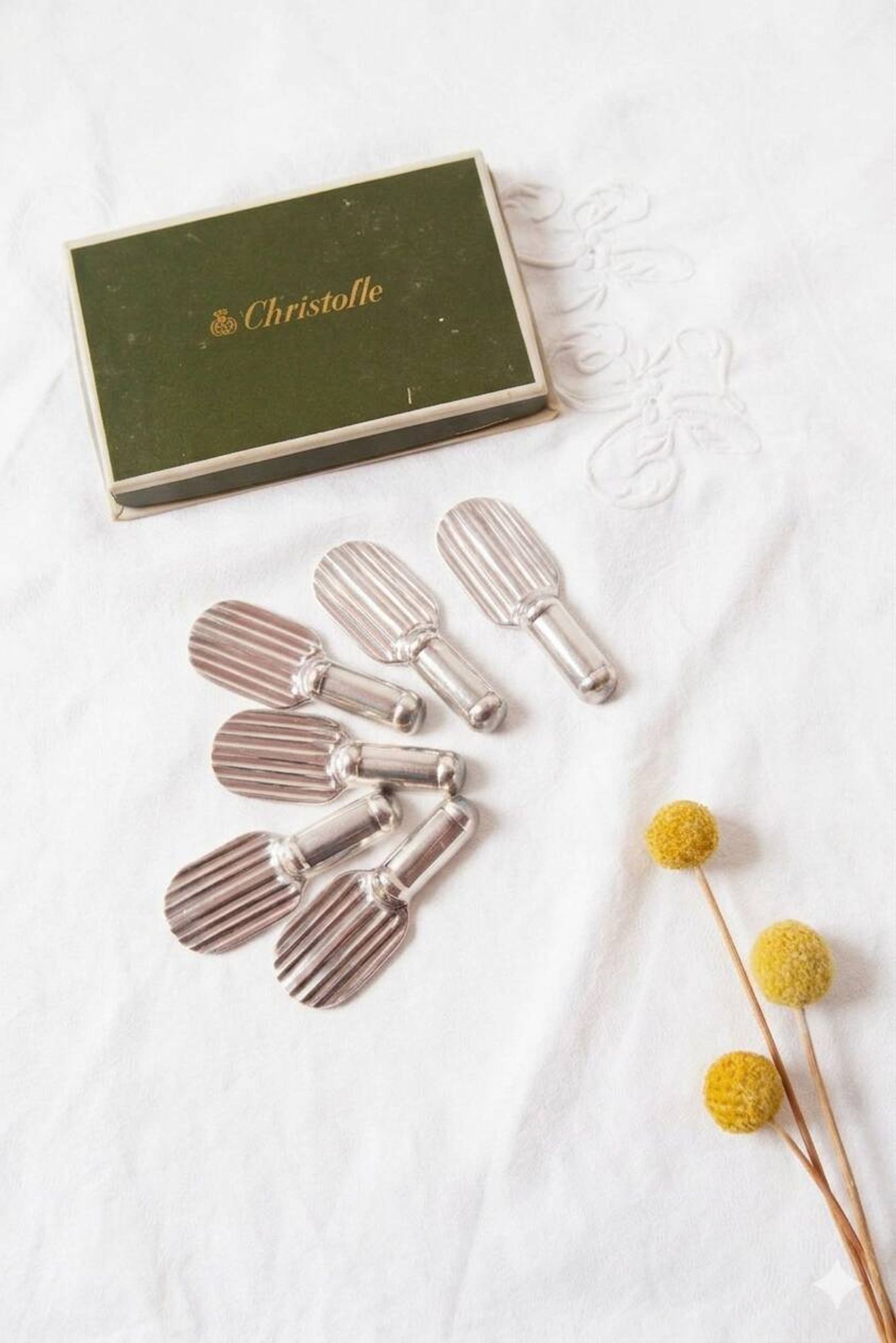 Set of 6 Christofle knife rests in the Strié model in silver-plated metal.