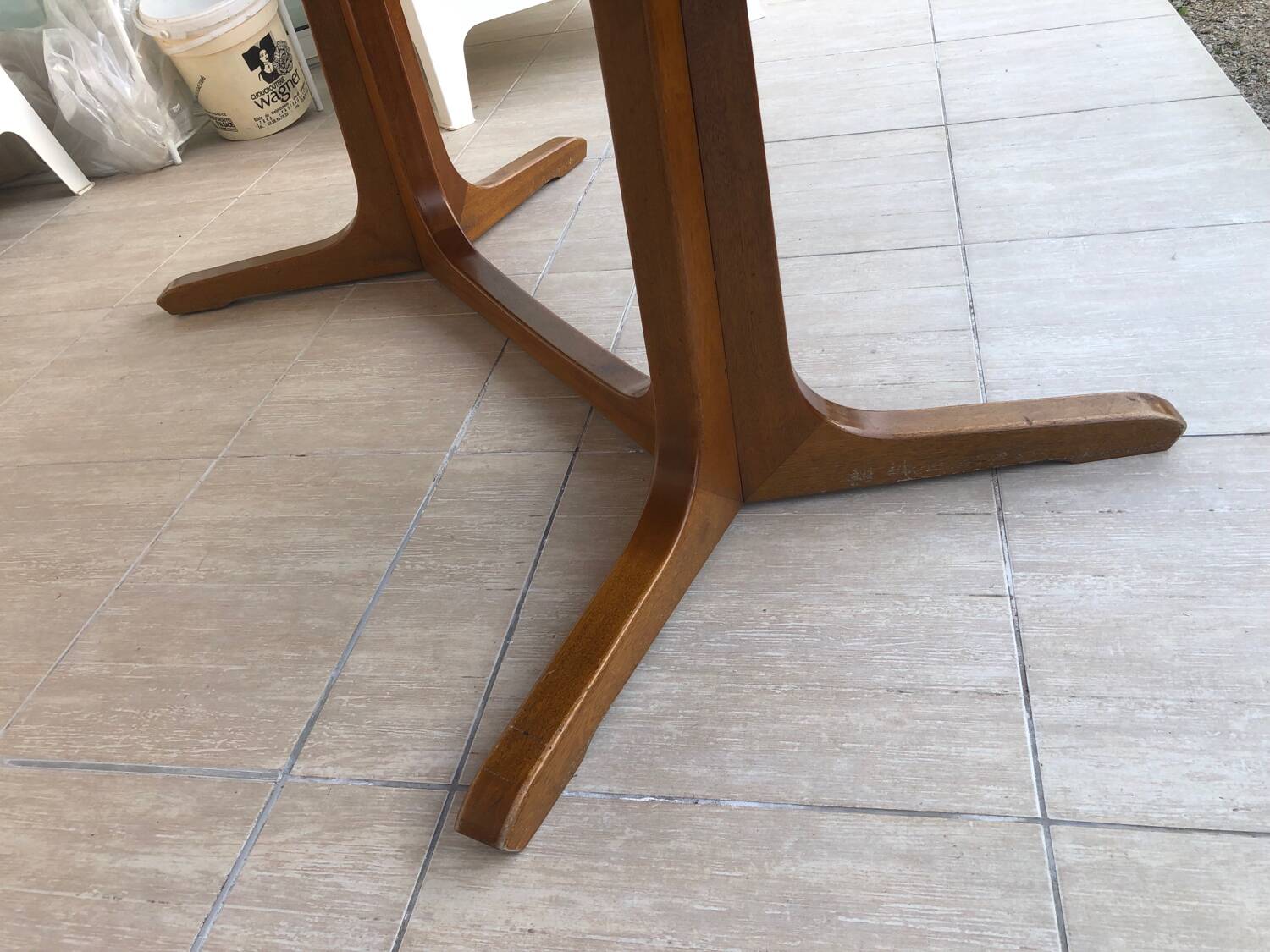 Baumann extendable oval dining table