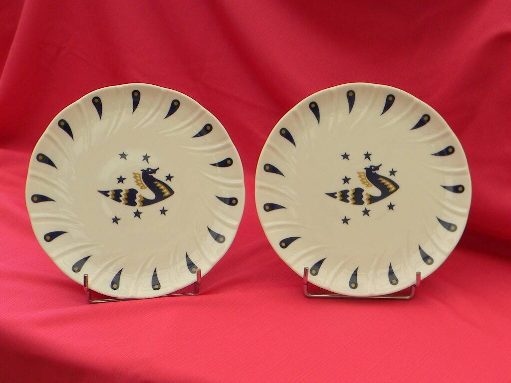 Lot de 2 assiettes à dessert en porcelaine . décor de jean picart le doux.