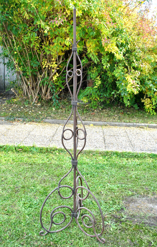 Pied de lampe en fer forgé vintage, lampadaire tripode volutes