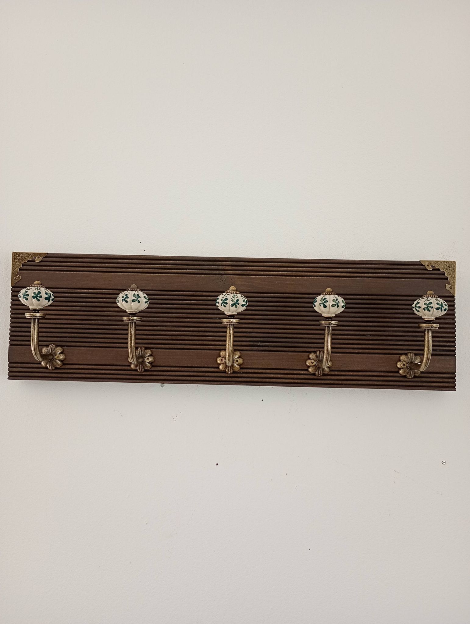 Vintage wall coat rack with 5 ceramic hooks and floral patterns, 50 cm.