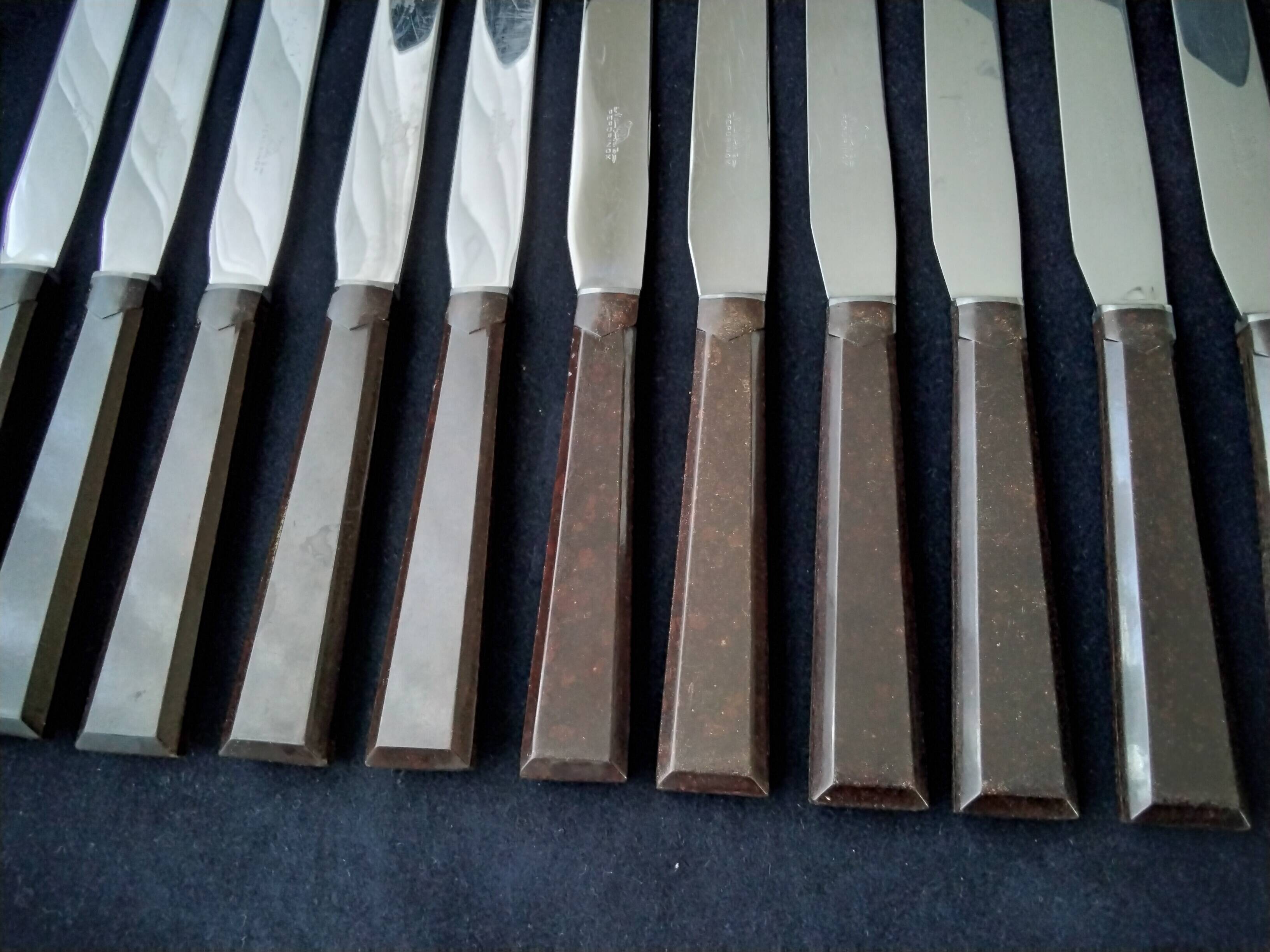 Coffret de 12 couteaux de table vintage  inox et bakélite brune