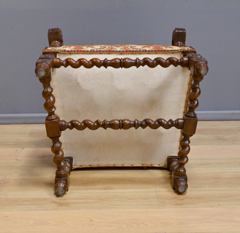Ornamental armchair in oak, Louis XIII style – Early 20th century