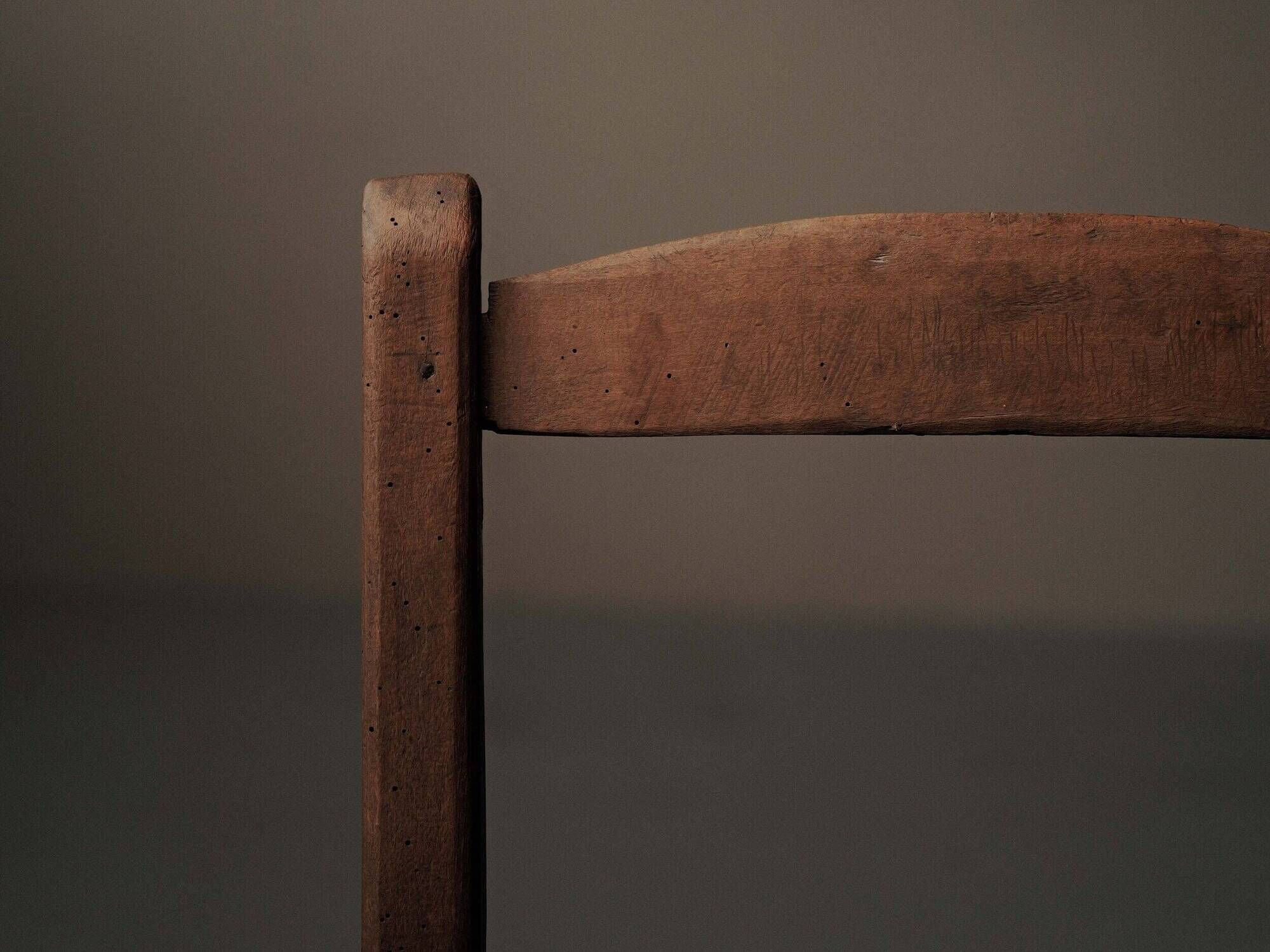 Old peasant armchair in solid wood and woven straw – Auvergne, 19th century.