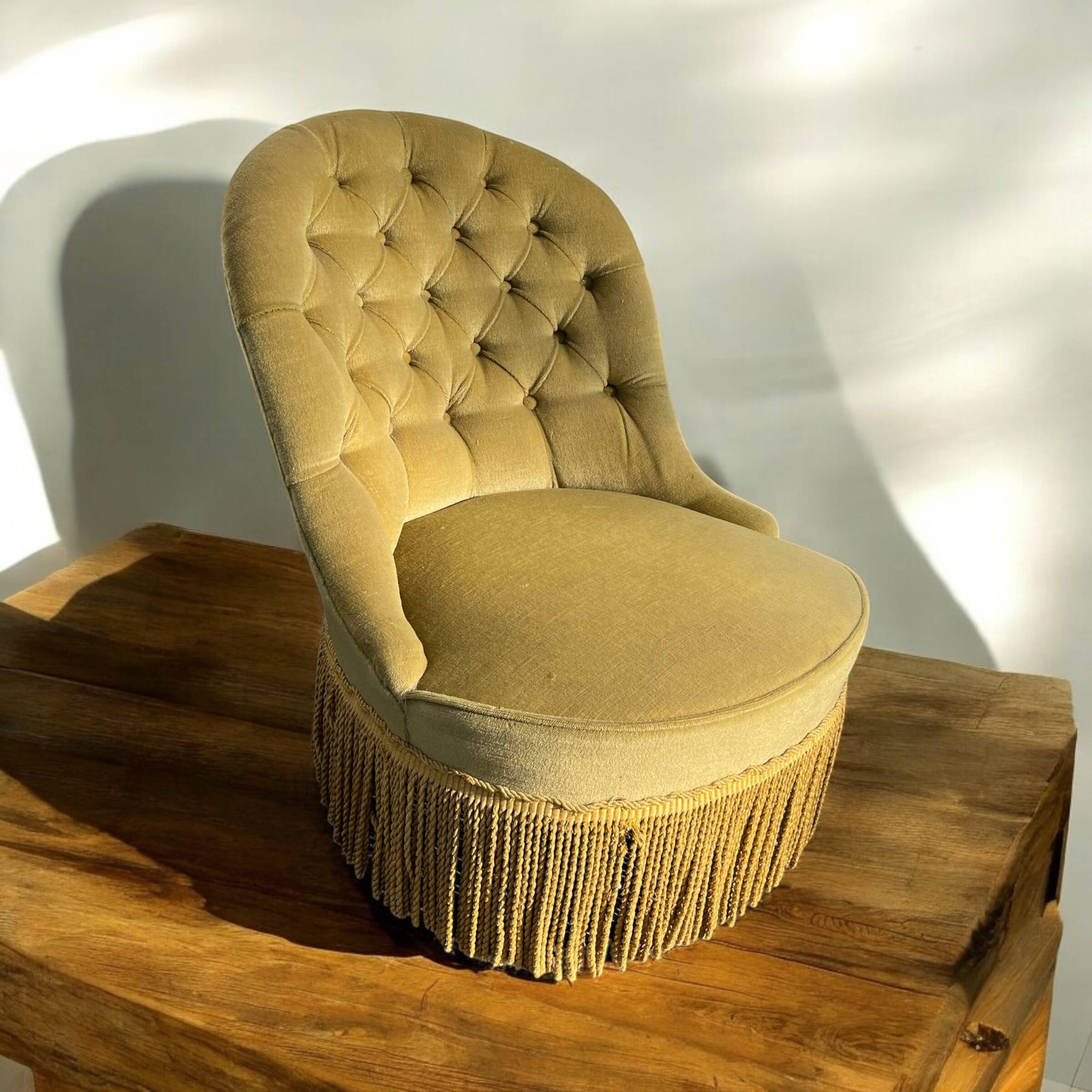 Pink velvet toad chair