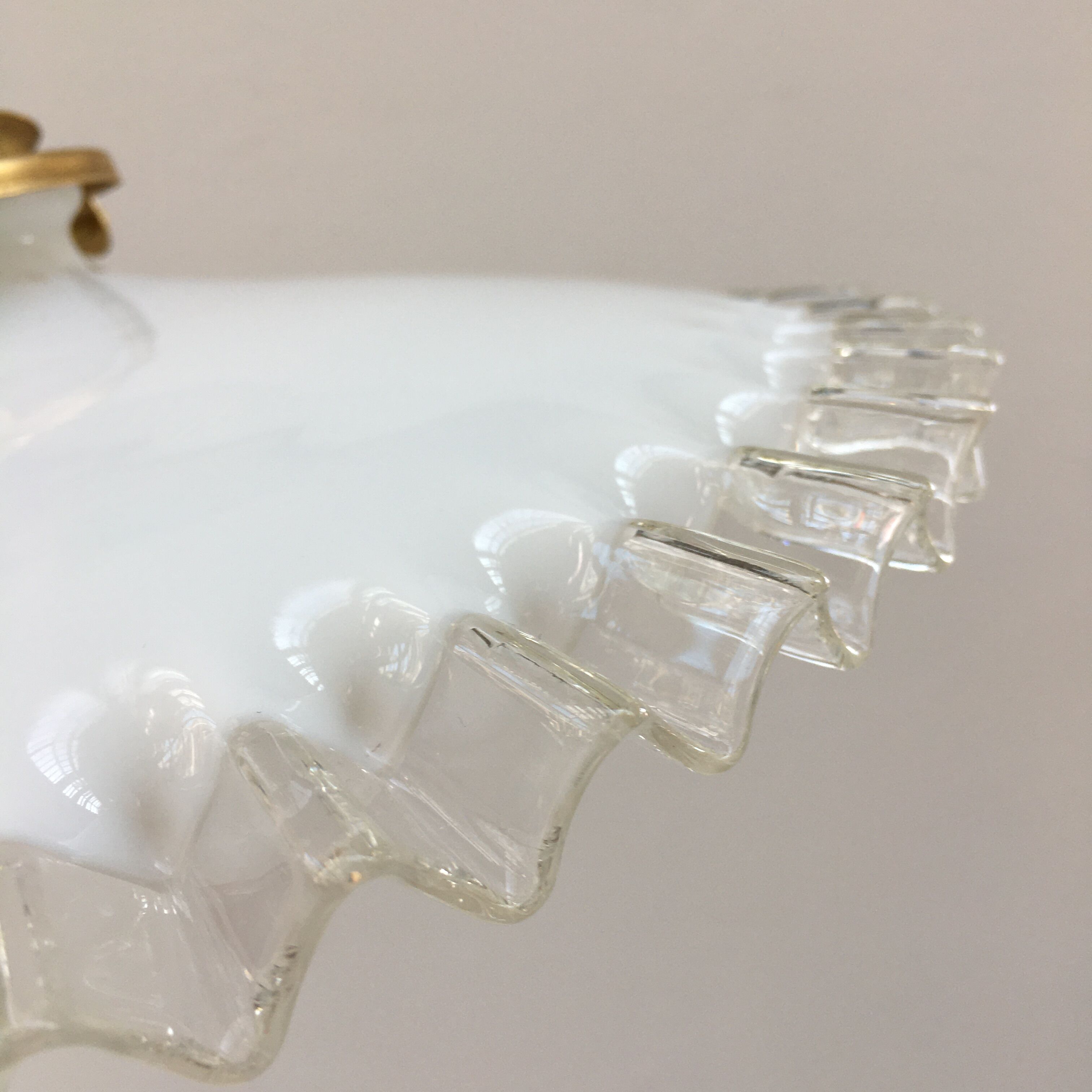 Paire de suspensions en opaline blanche et bords dentelés transparents