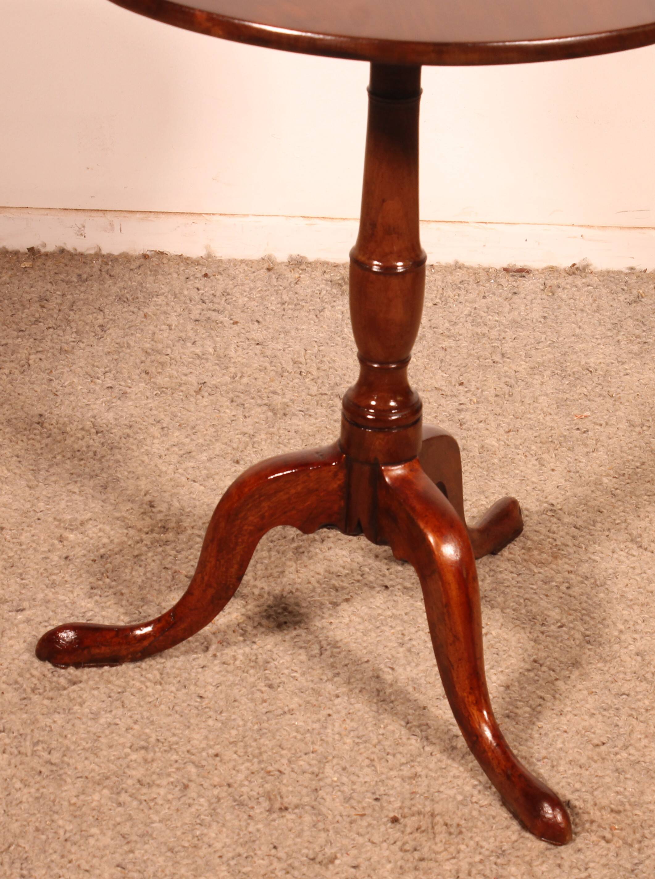 Small guéridon called tea table in mahogany from the early 19th century.