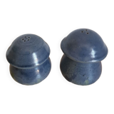 Lot salière et poivrière en grès émaillé bleu vintage signé